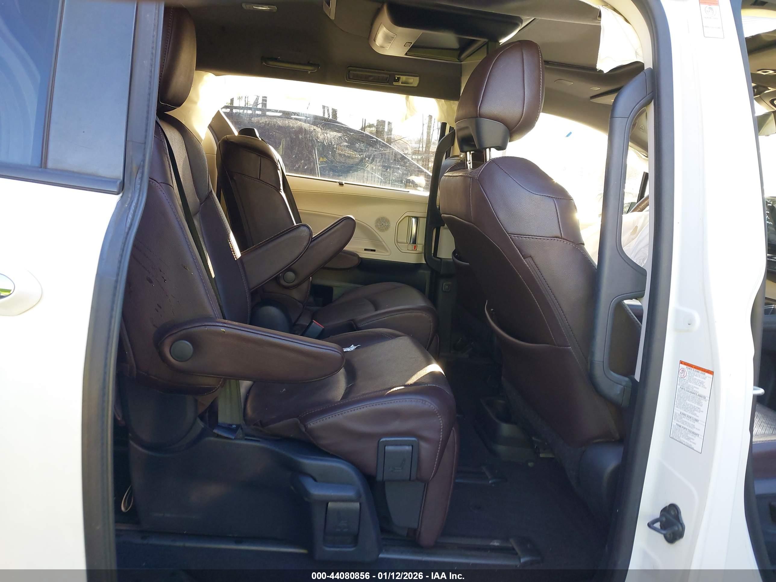 TOYOTA SIENNA image 8