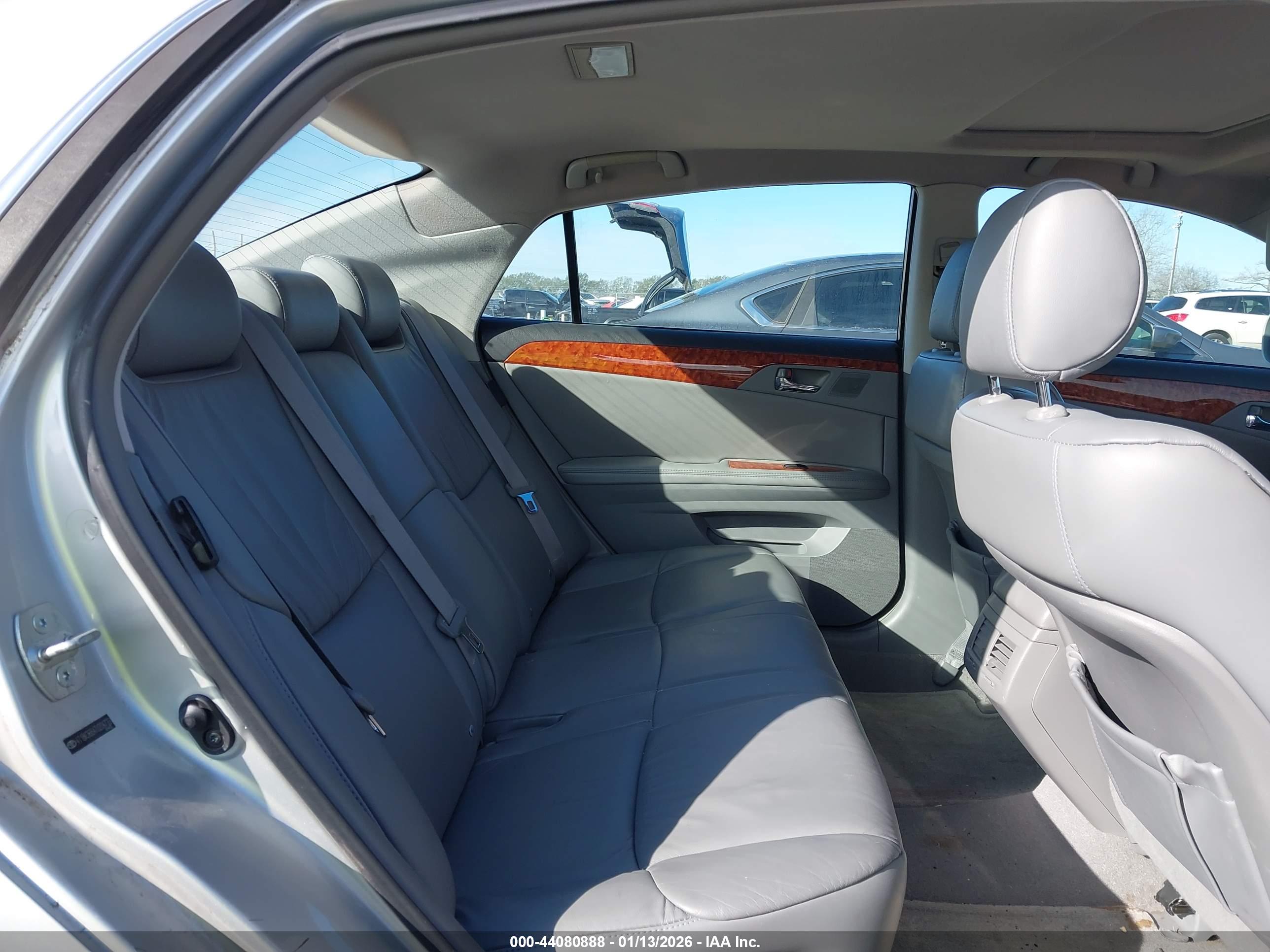 TOYOTA AVALON image 8