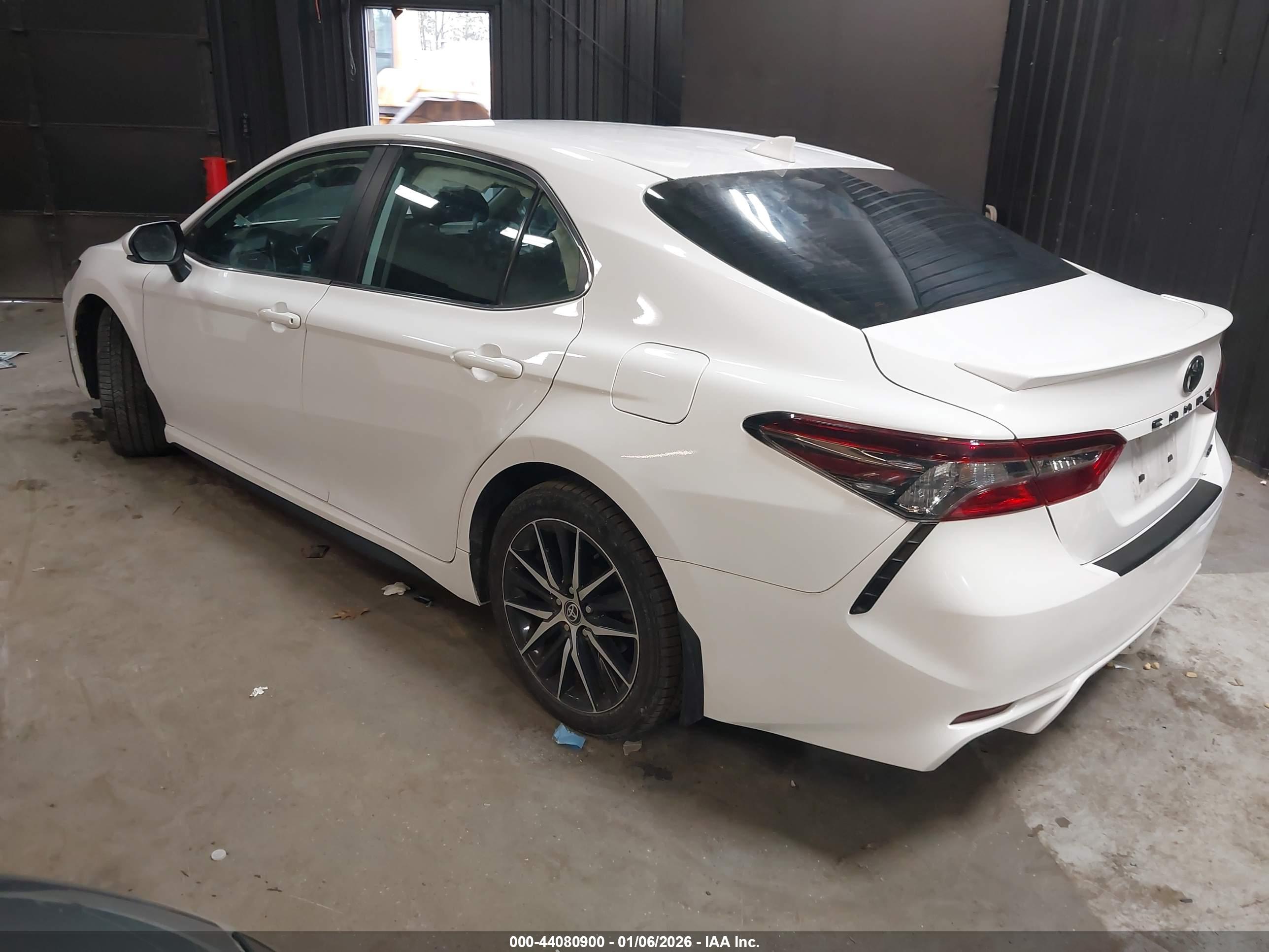 TOYOTA CAMRY image 3