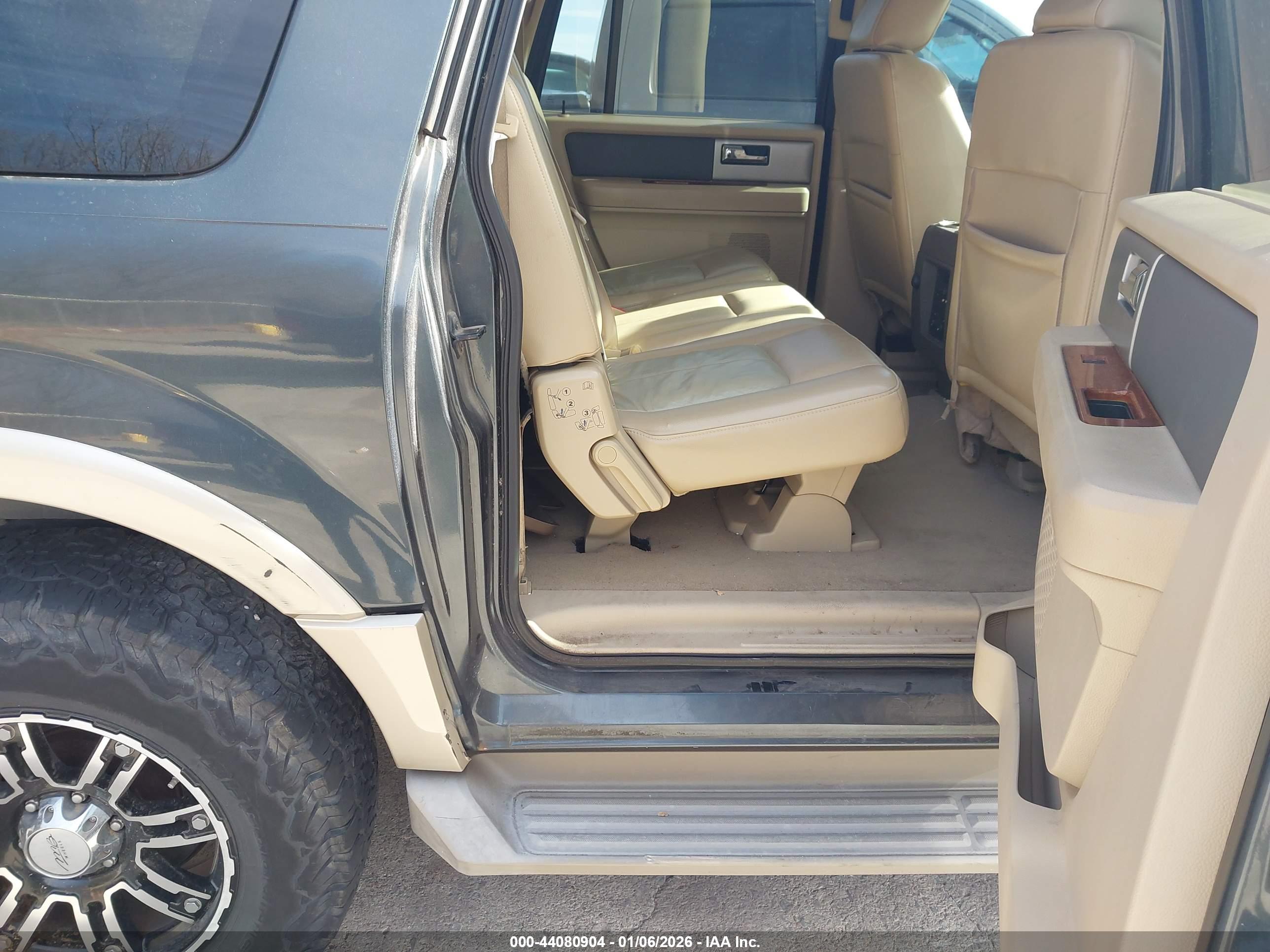 FORD EXPEDITION image 8