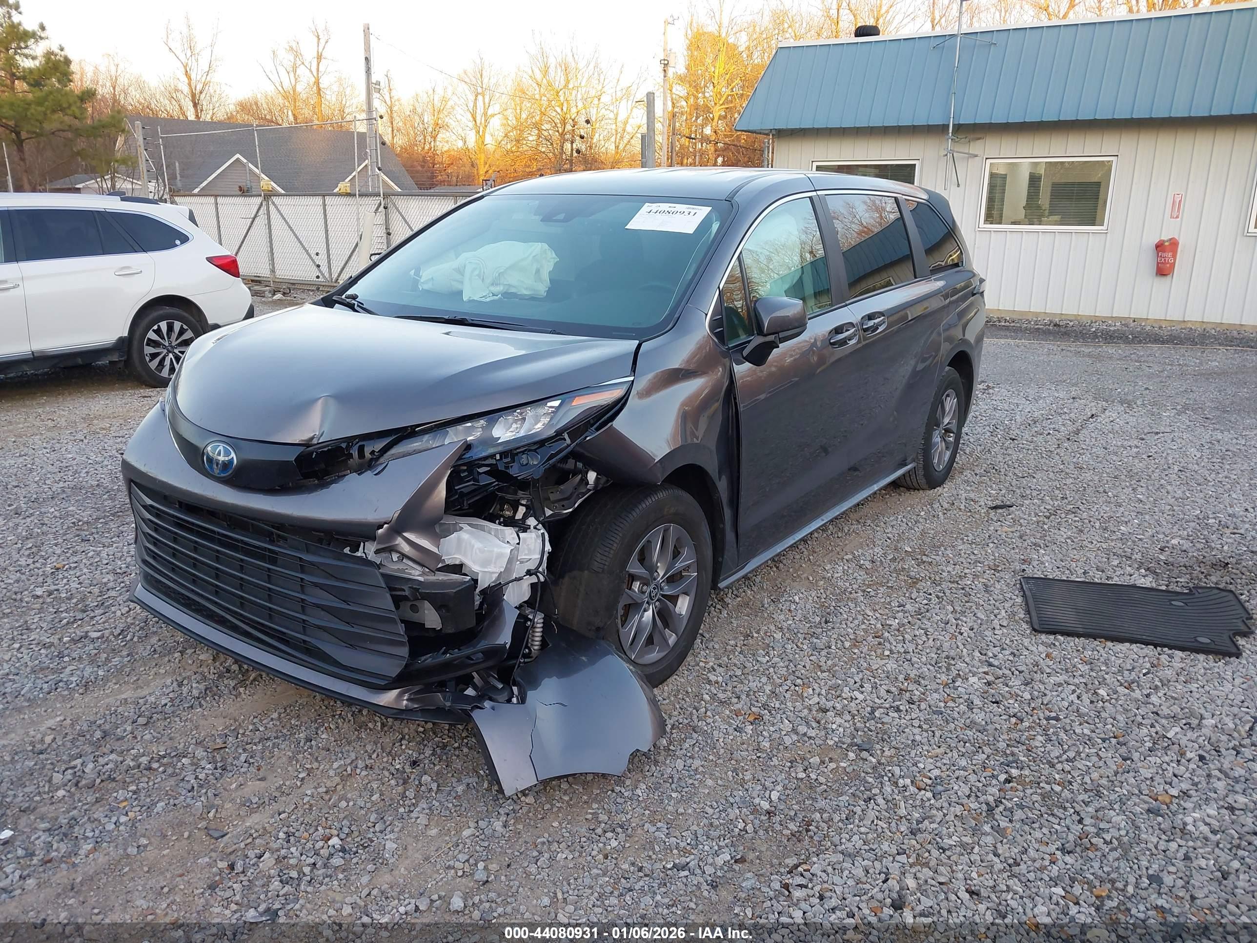 TOYOTA SIENNA image 2