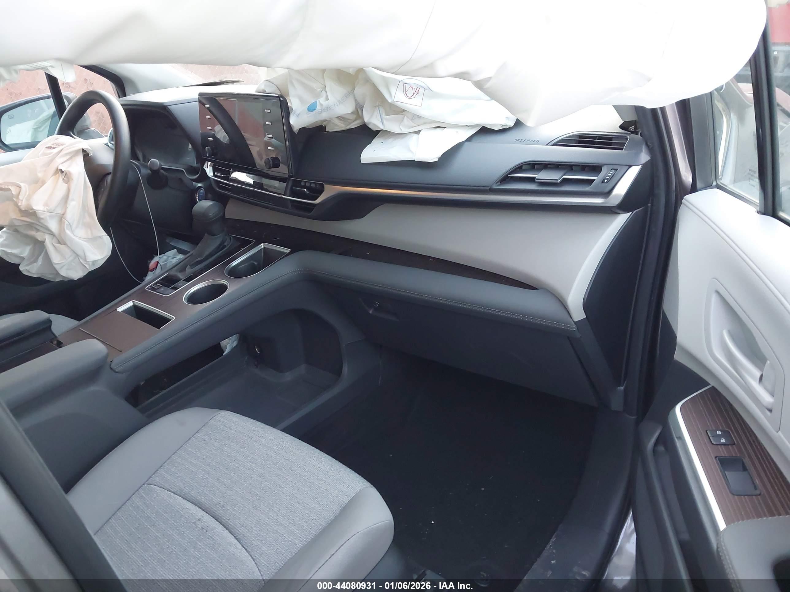 TOYOTA SIENNA image 5