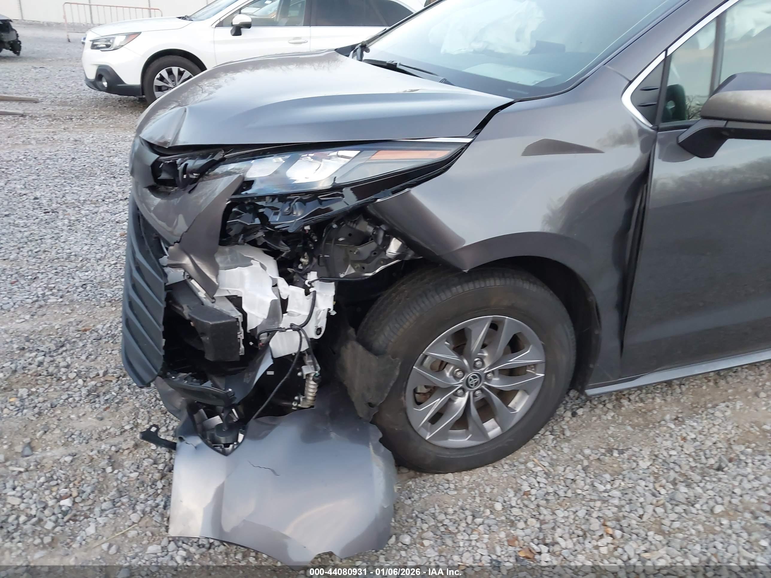TOYOTA SIENNA image 6