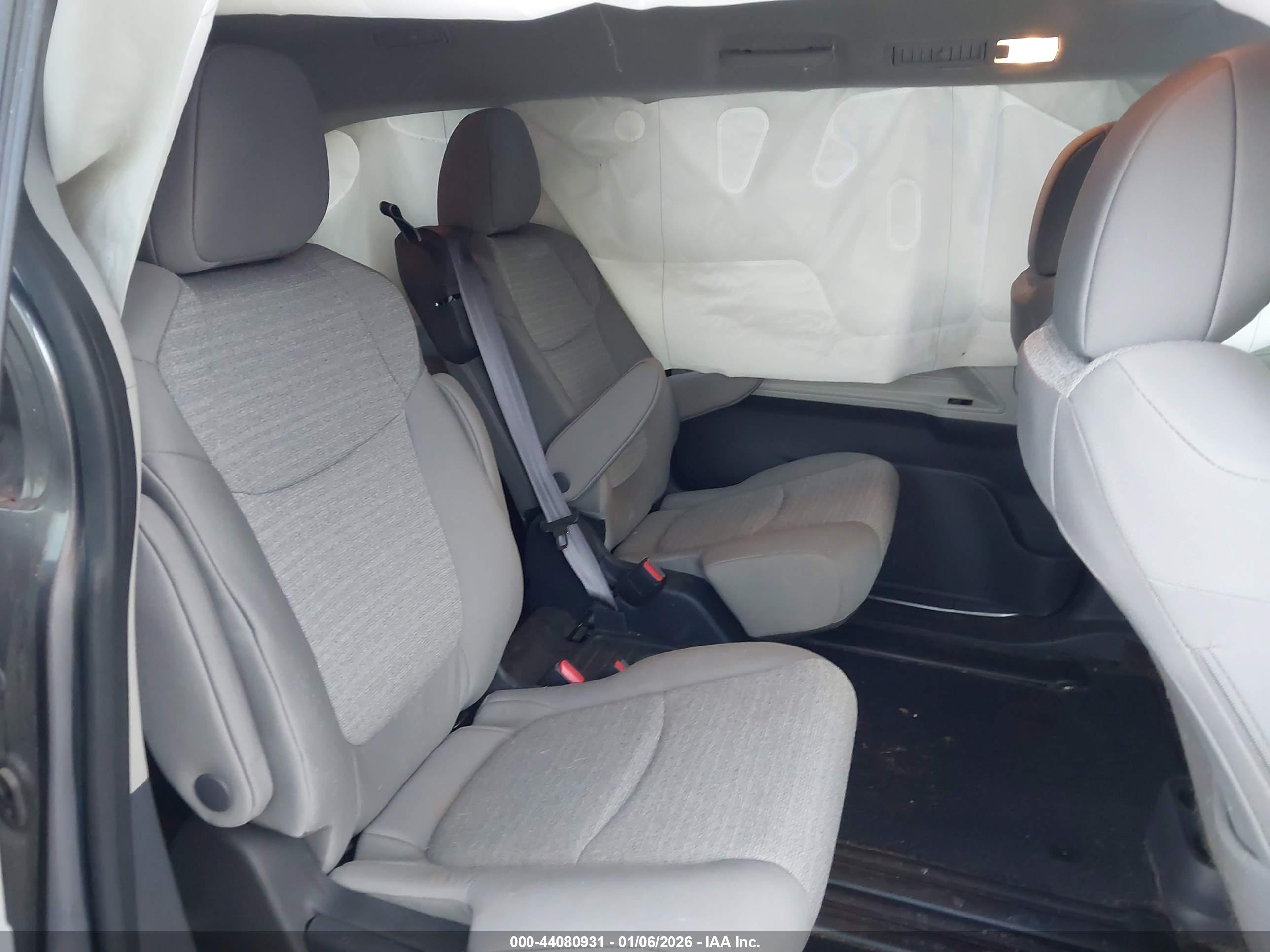 TOYOTA SIENNA image 8