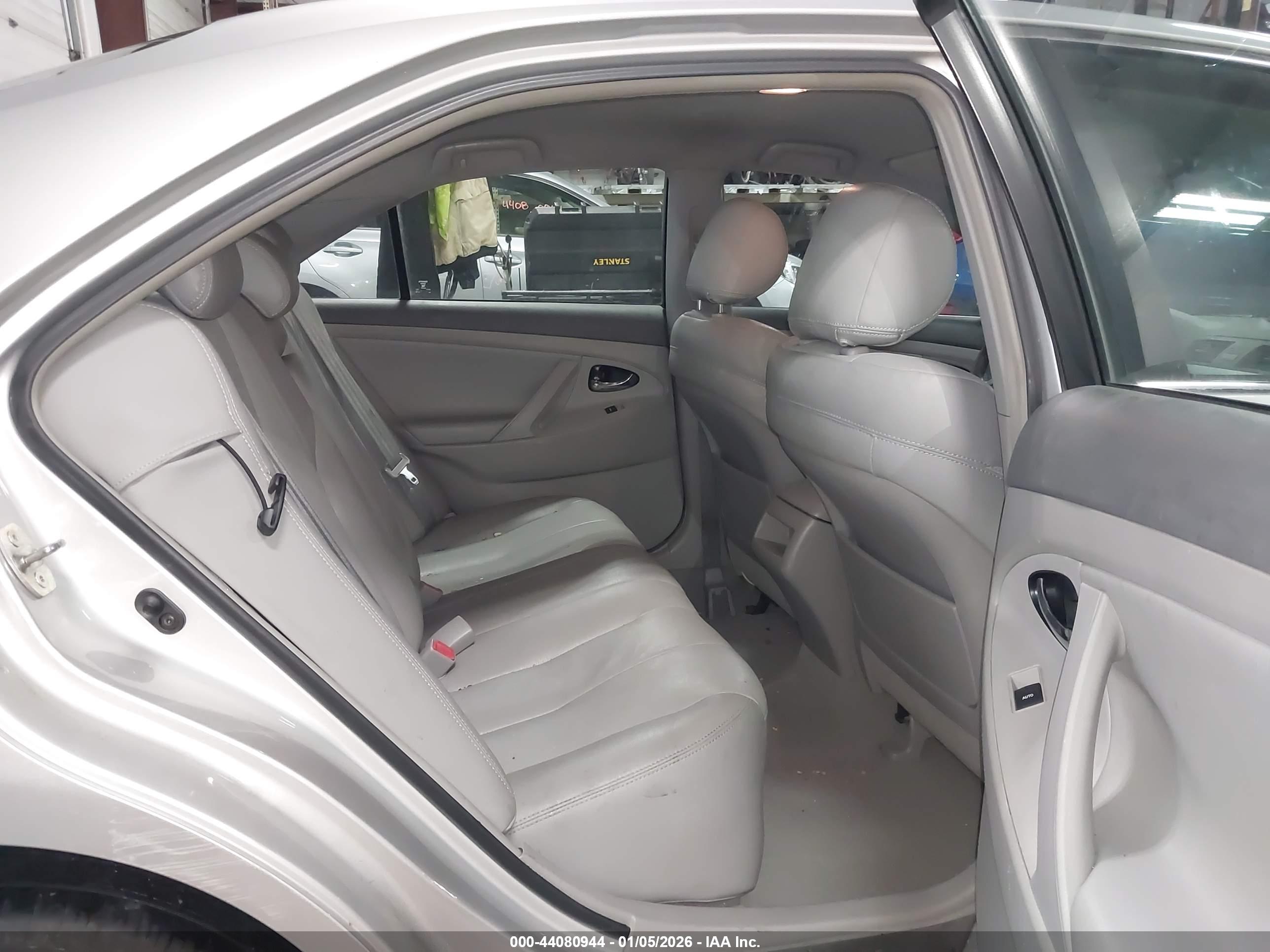 TOYOTA CAMRY image 8