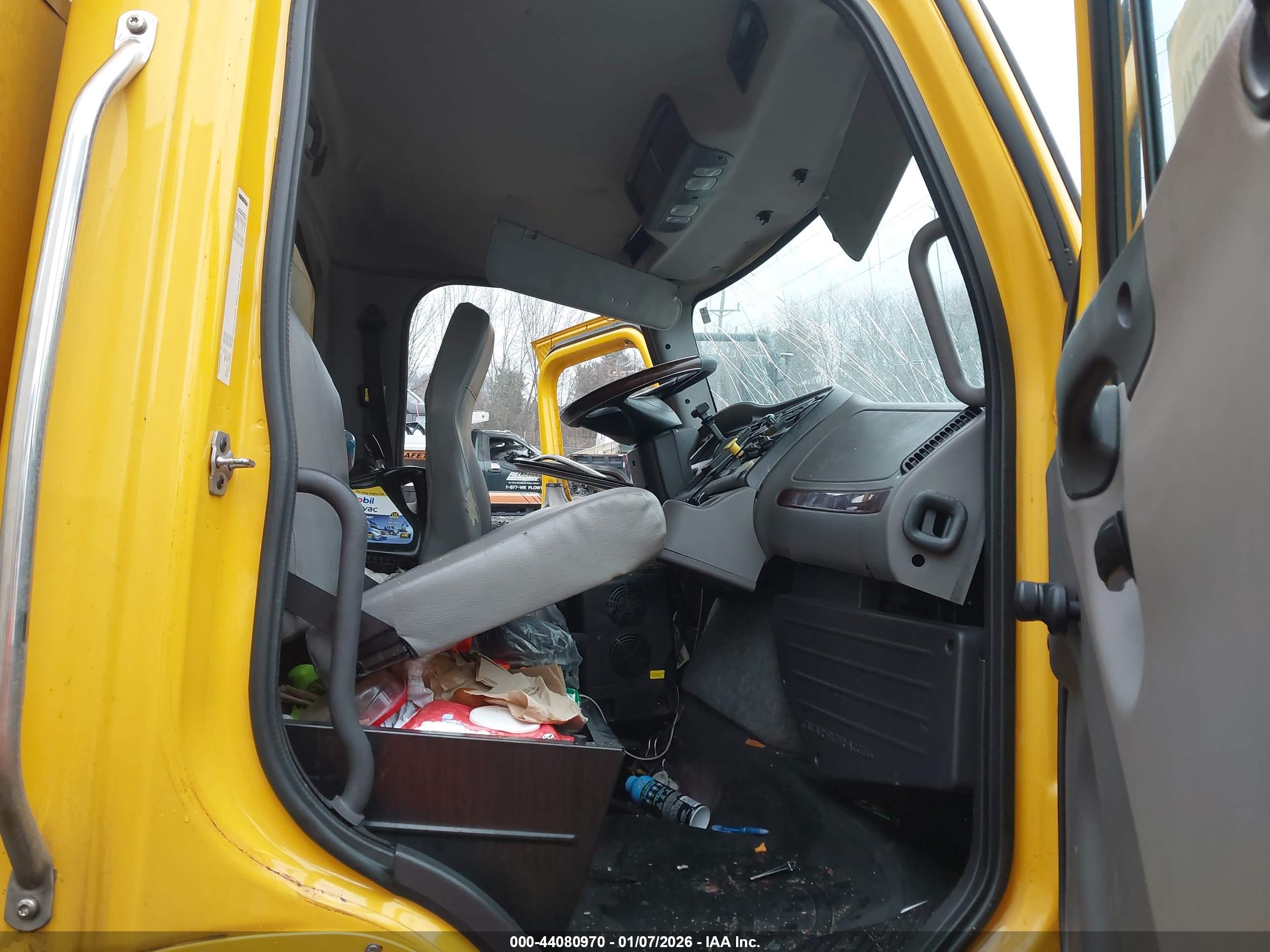 FREIGHTLINER M2 image 8