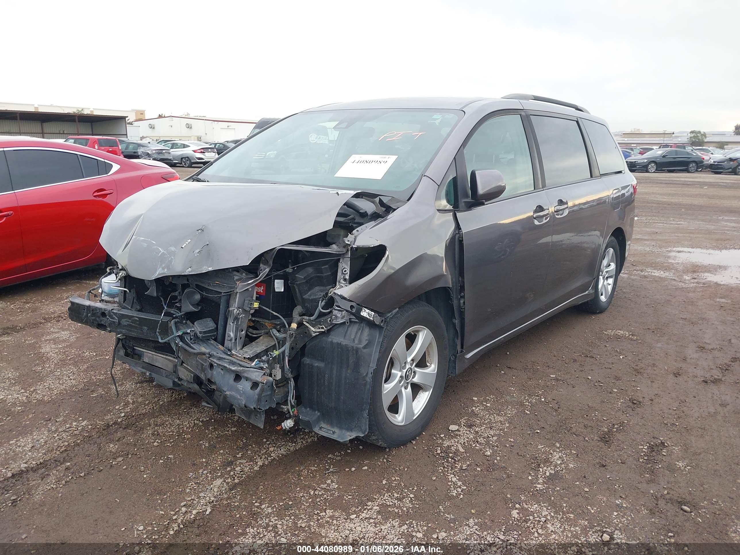 TOYOTA SIENNA image 2