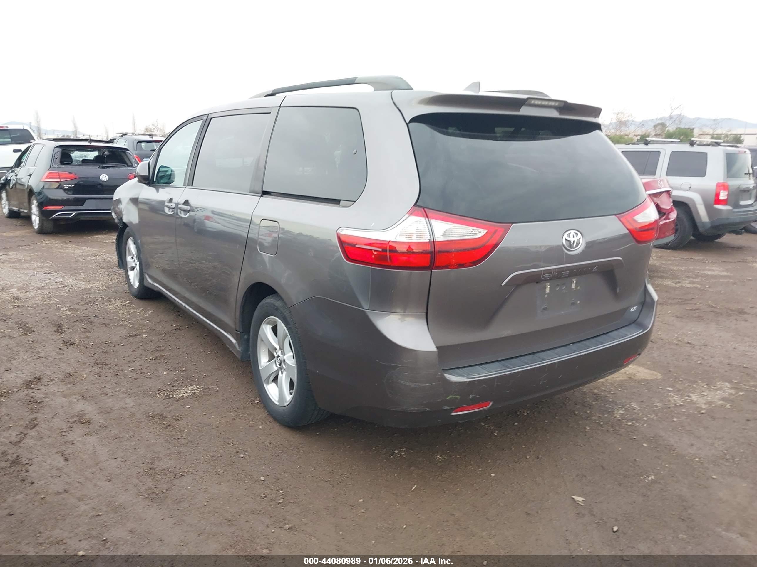 TOYOTA SIENNA image 3