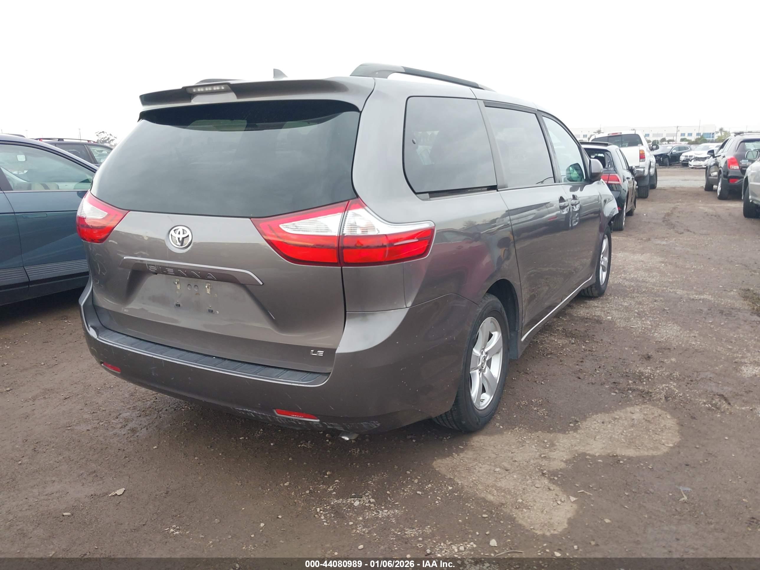 TOYOTA SIENNA image 4
