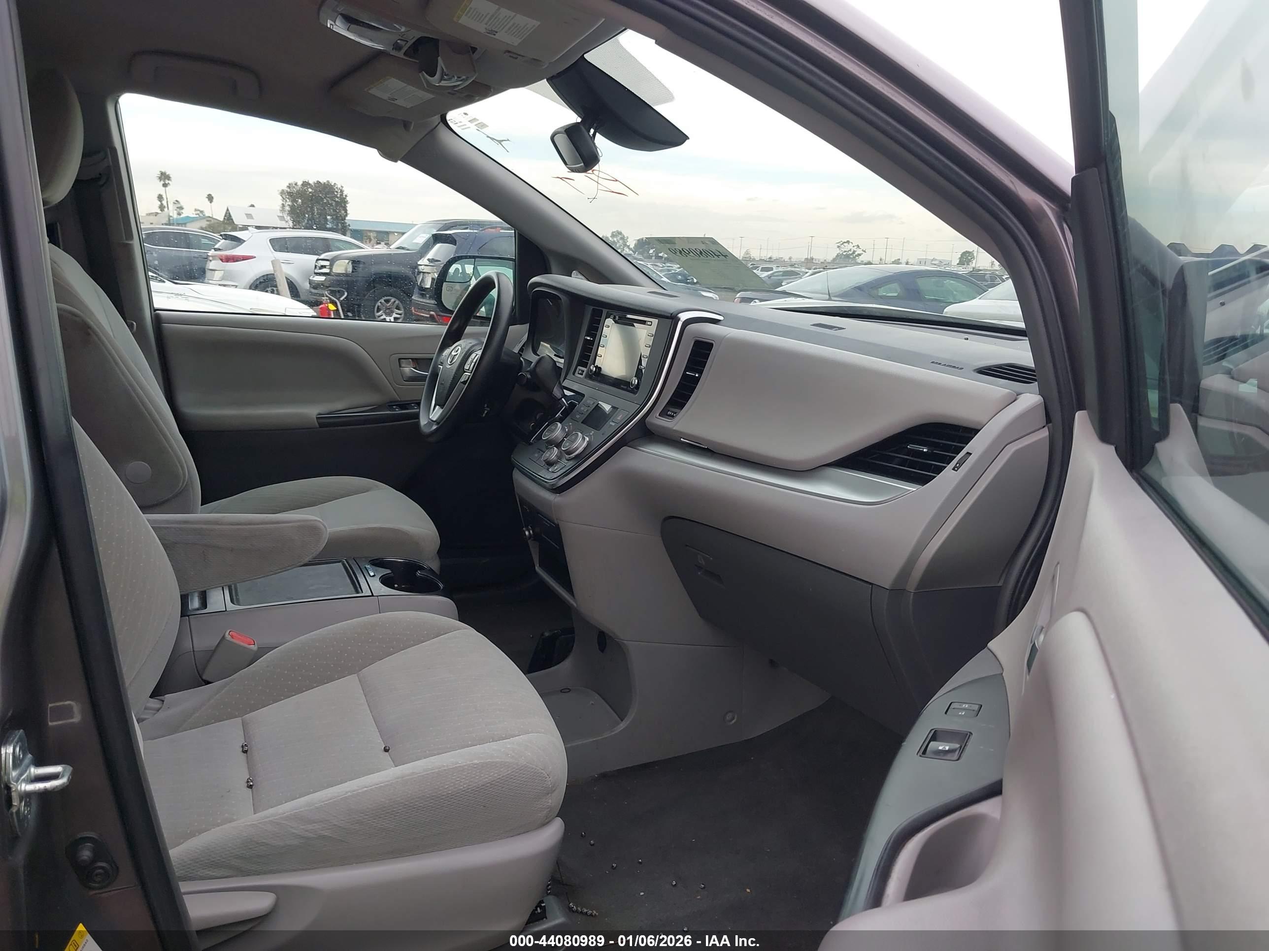 TOYOTA SIENNA image 5