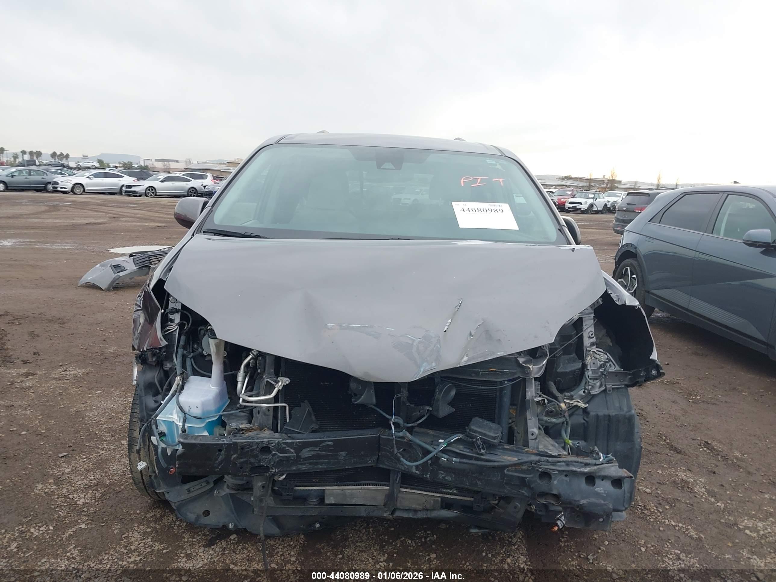 TOYOTA SIENNA image 6
