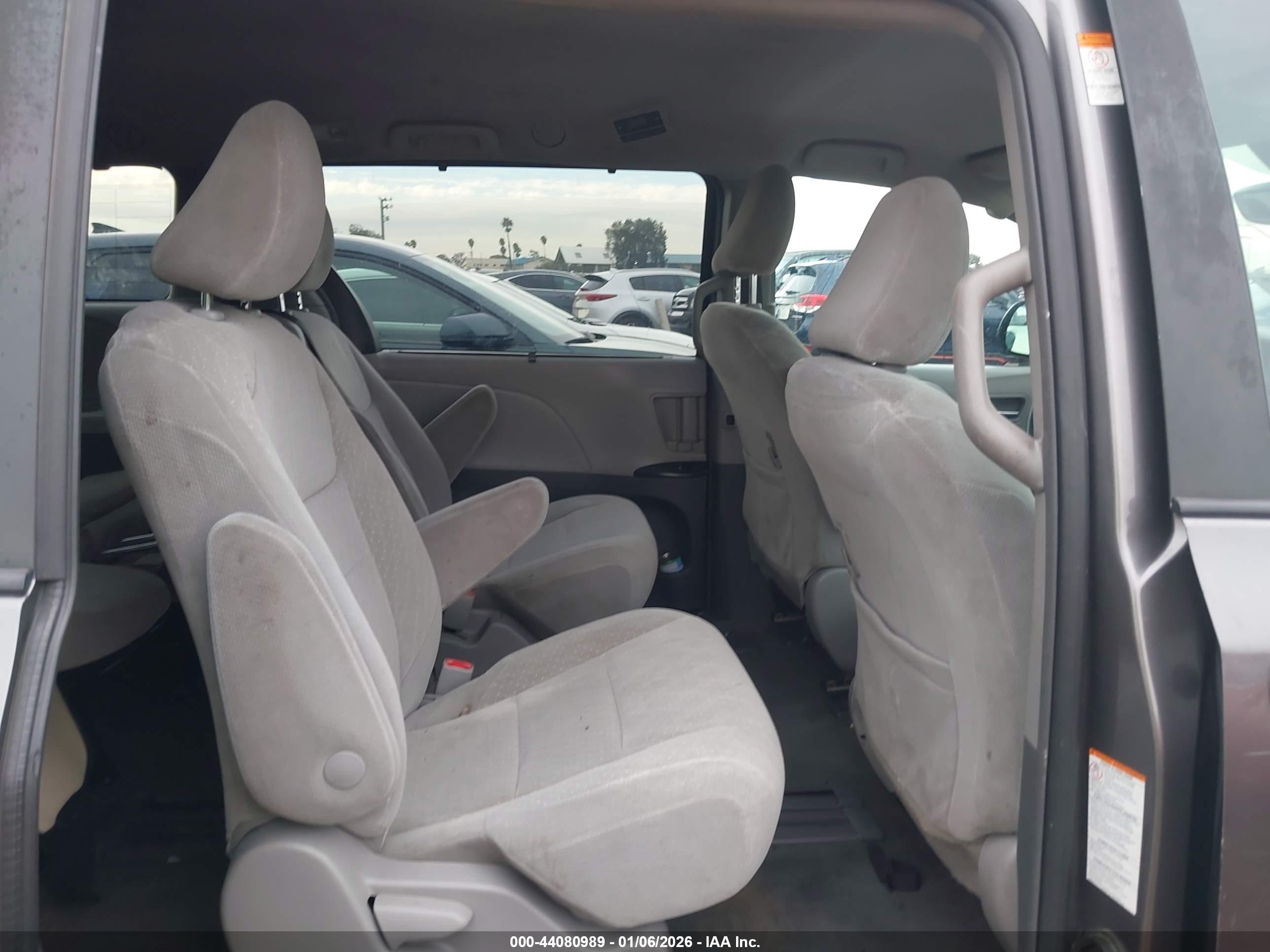 TOYOTA SIENNA image 8