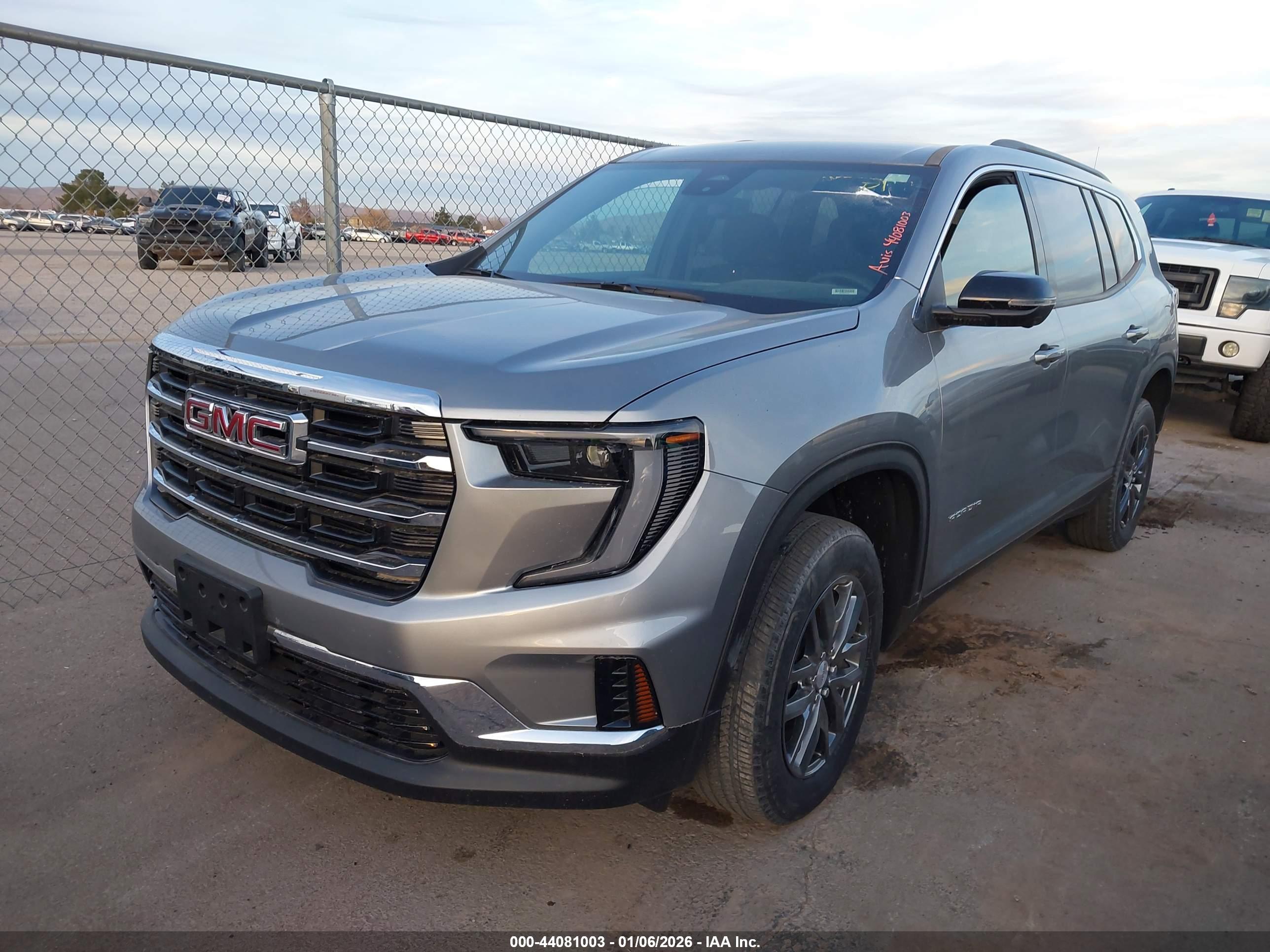 GMC ACADIA image 2