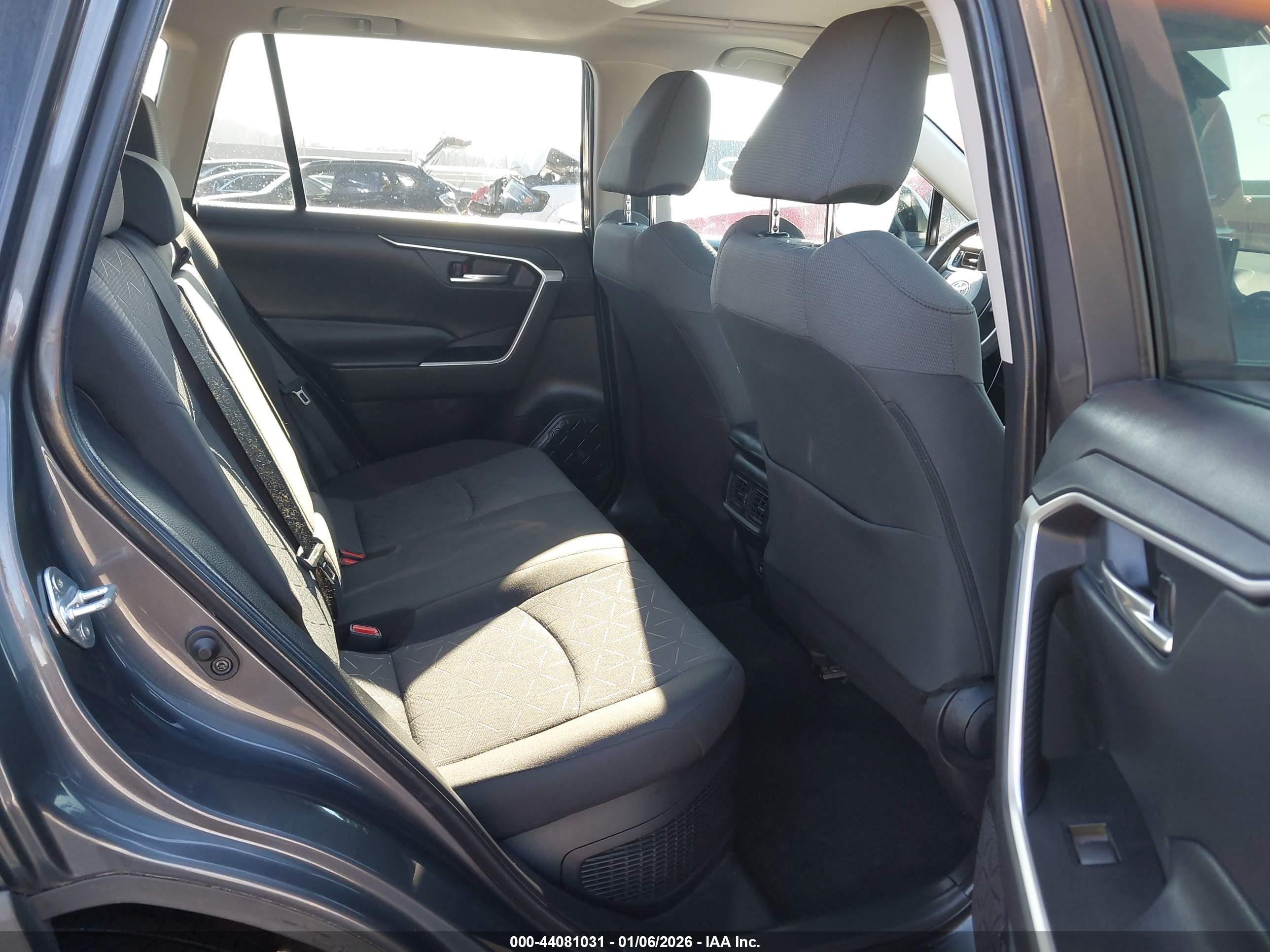 TOYOTA RAV4 image 8