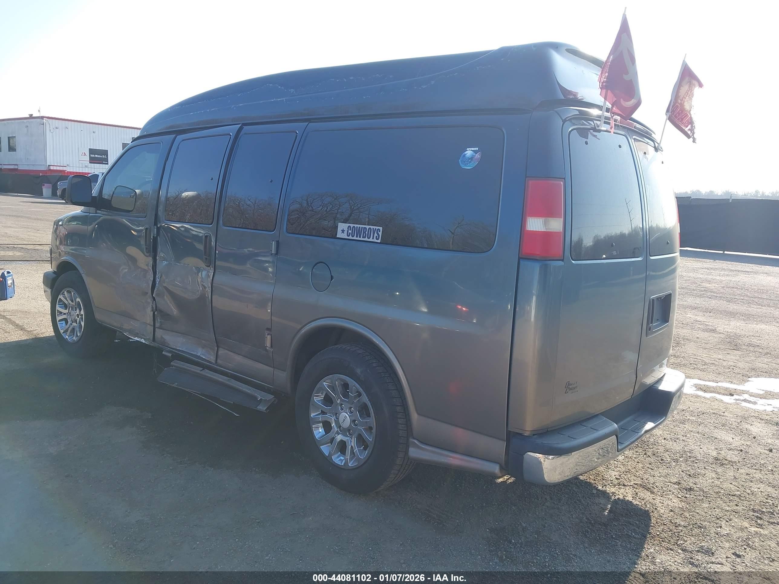 CHEVROLET EXPRESS image 3