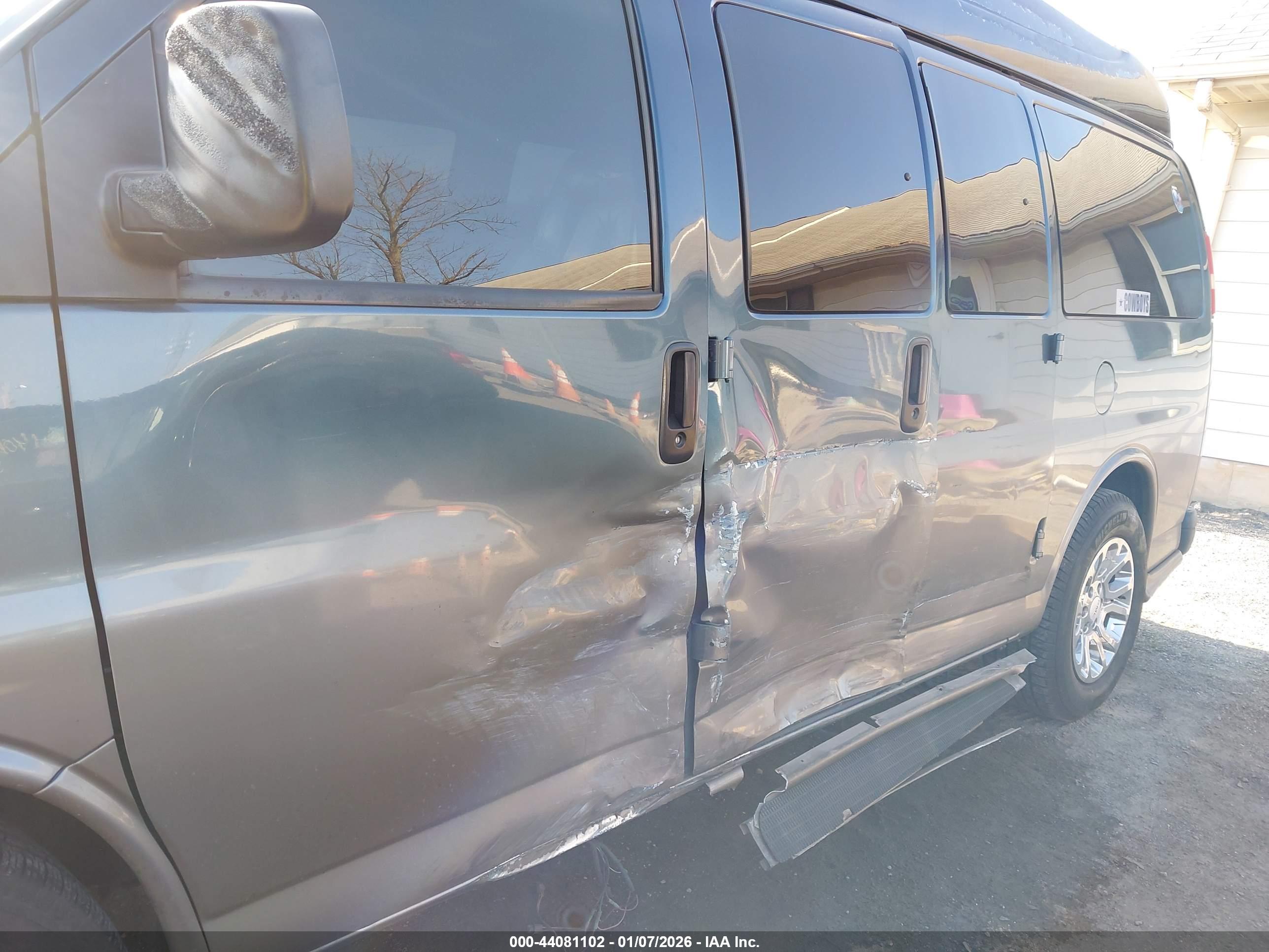 CHEVROLET EXPRESS image 6