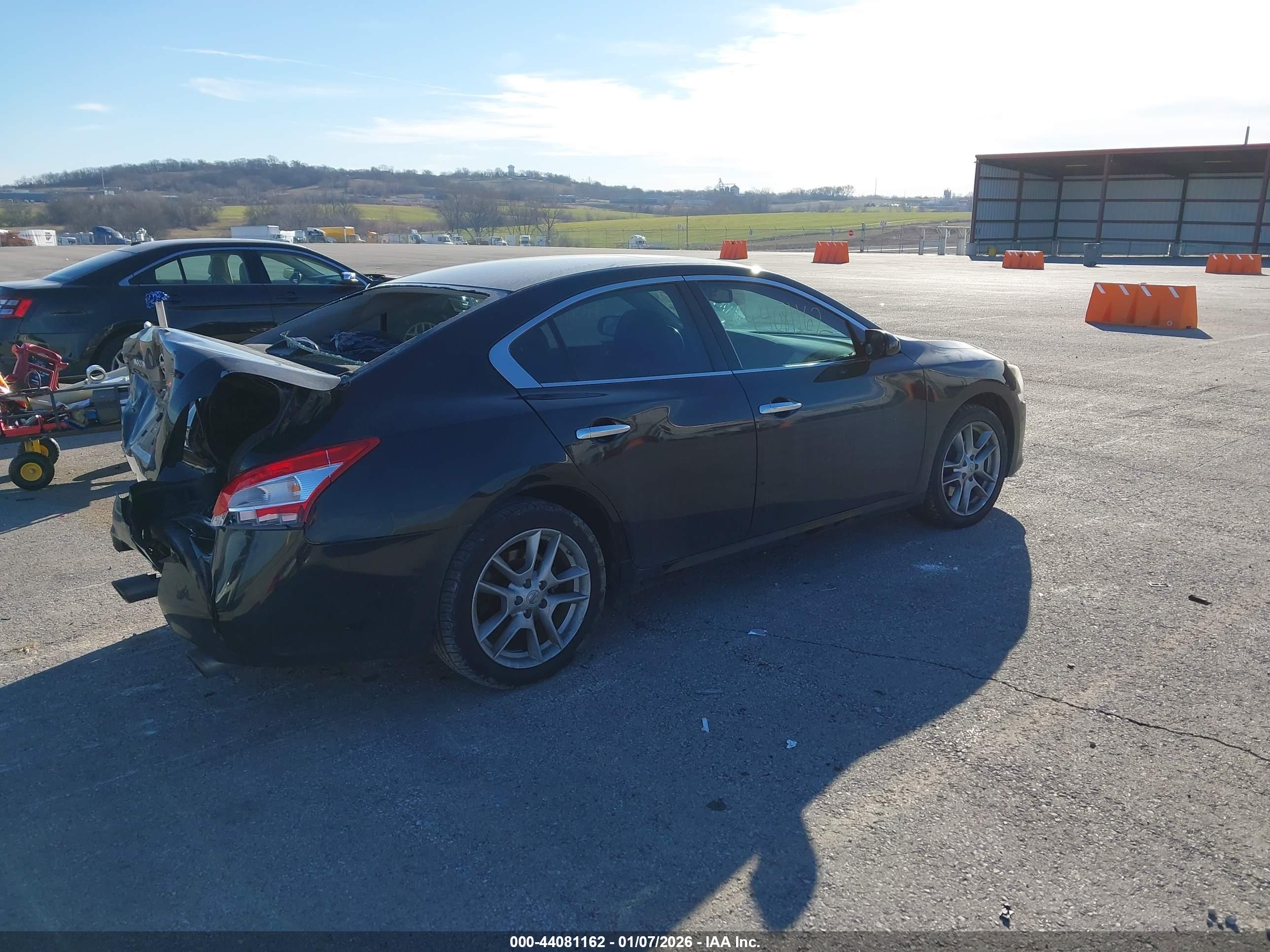 NISSAN MAXIMA image 4