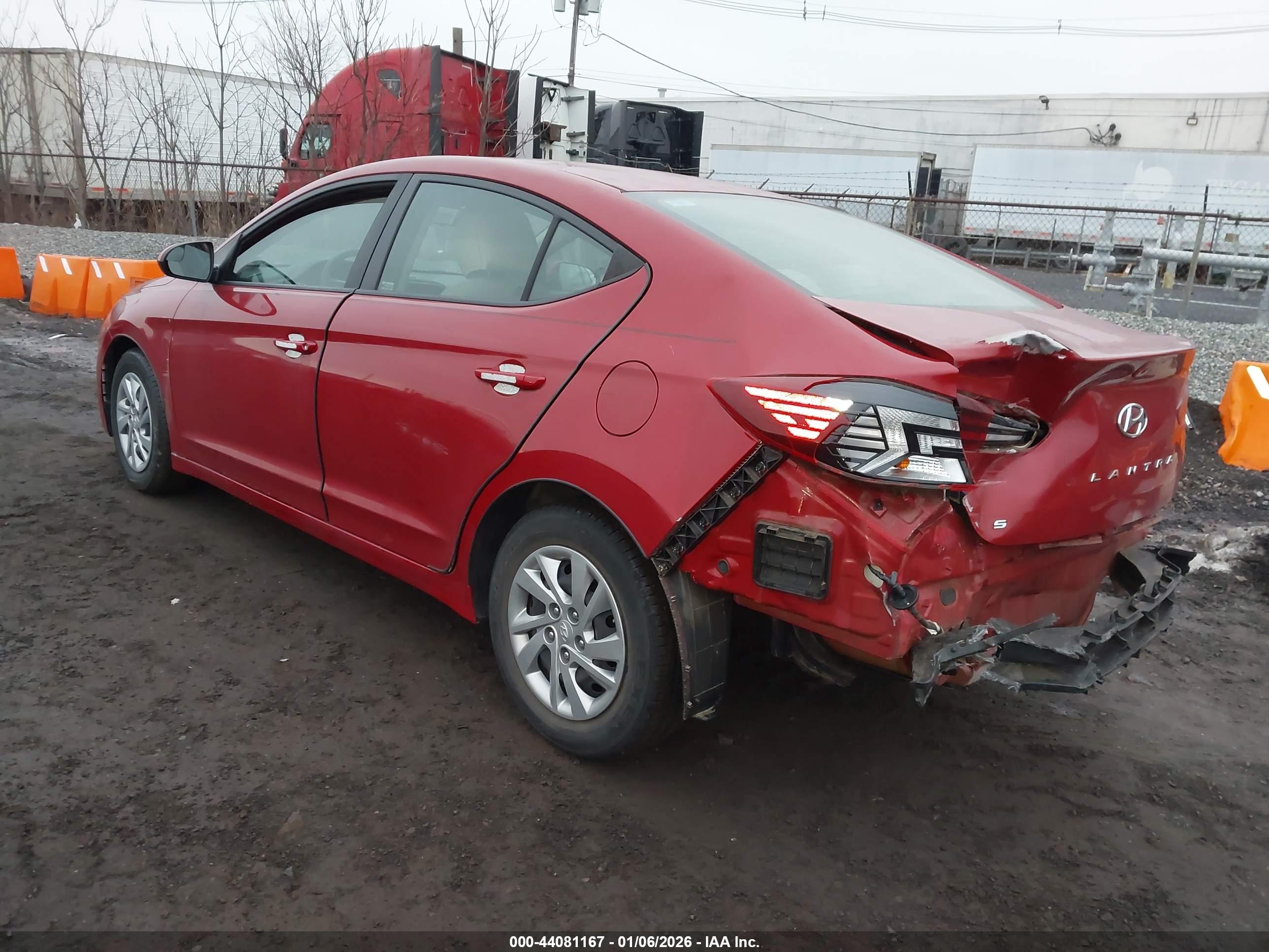 HYUNDAI ELANTRA image 3