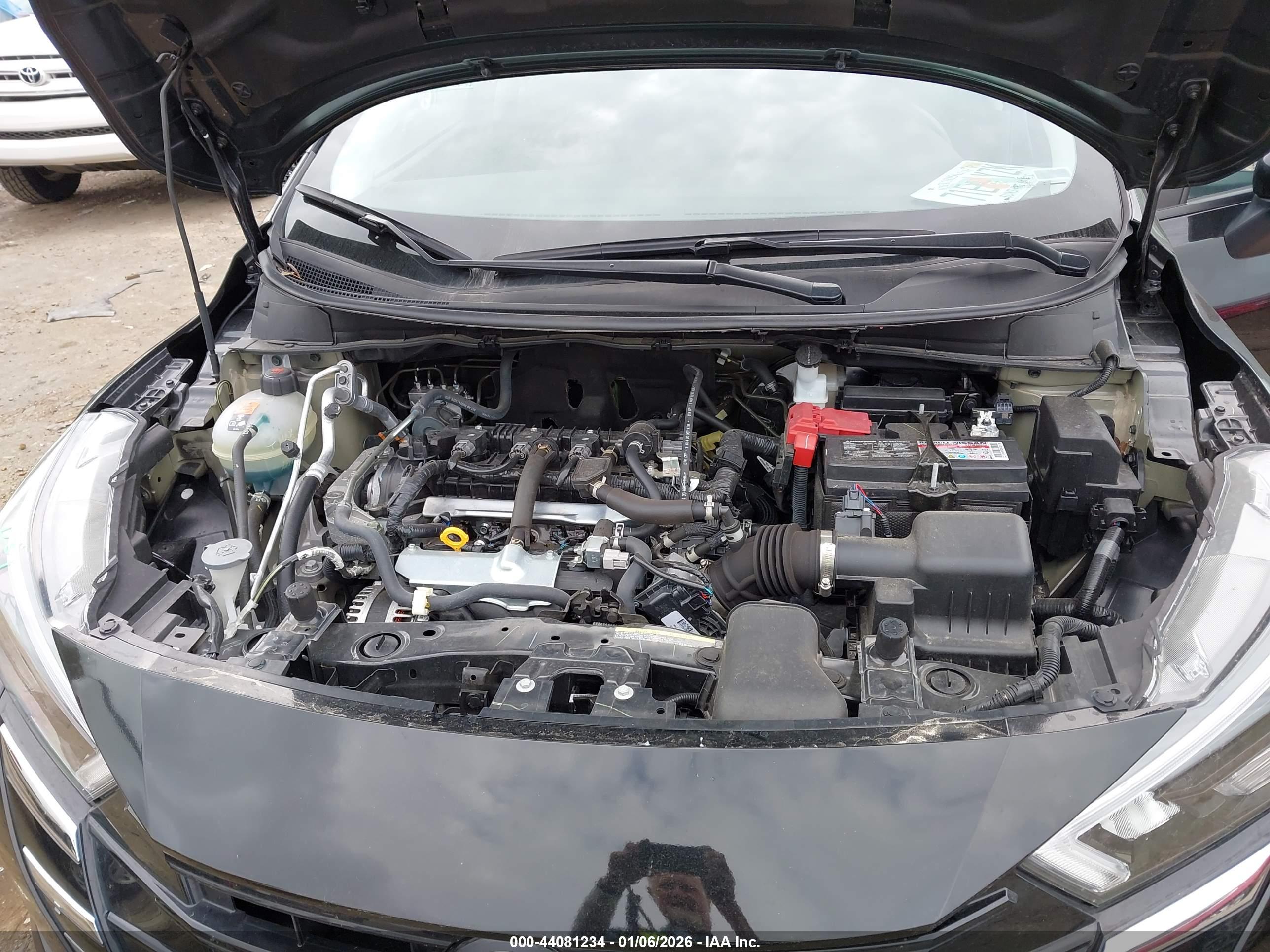 NISSAN VERSA image 10