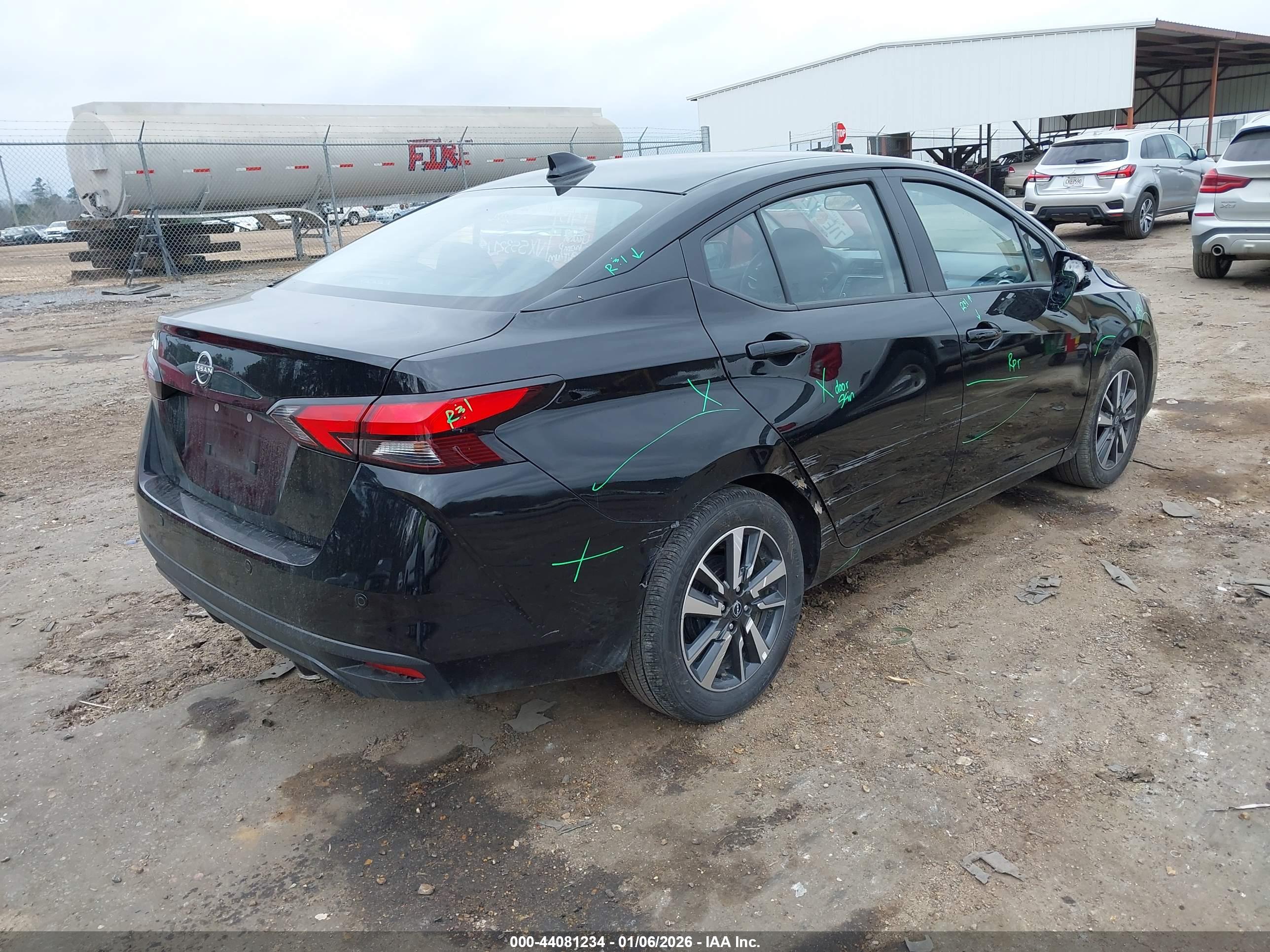 NISSAN VERSA image 4