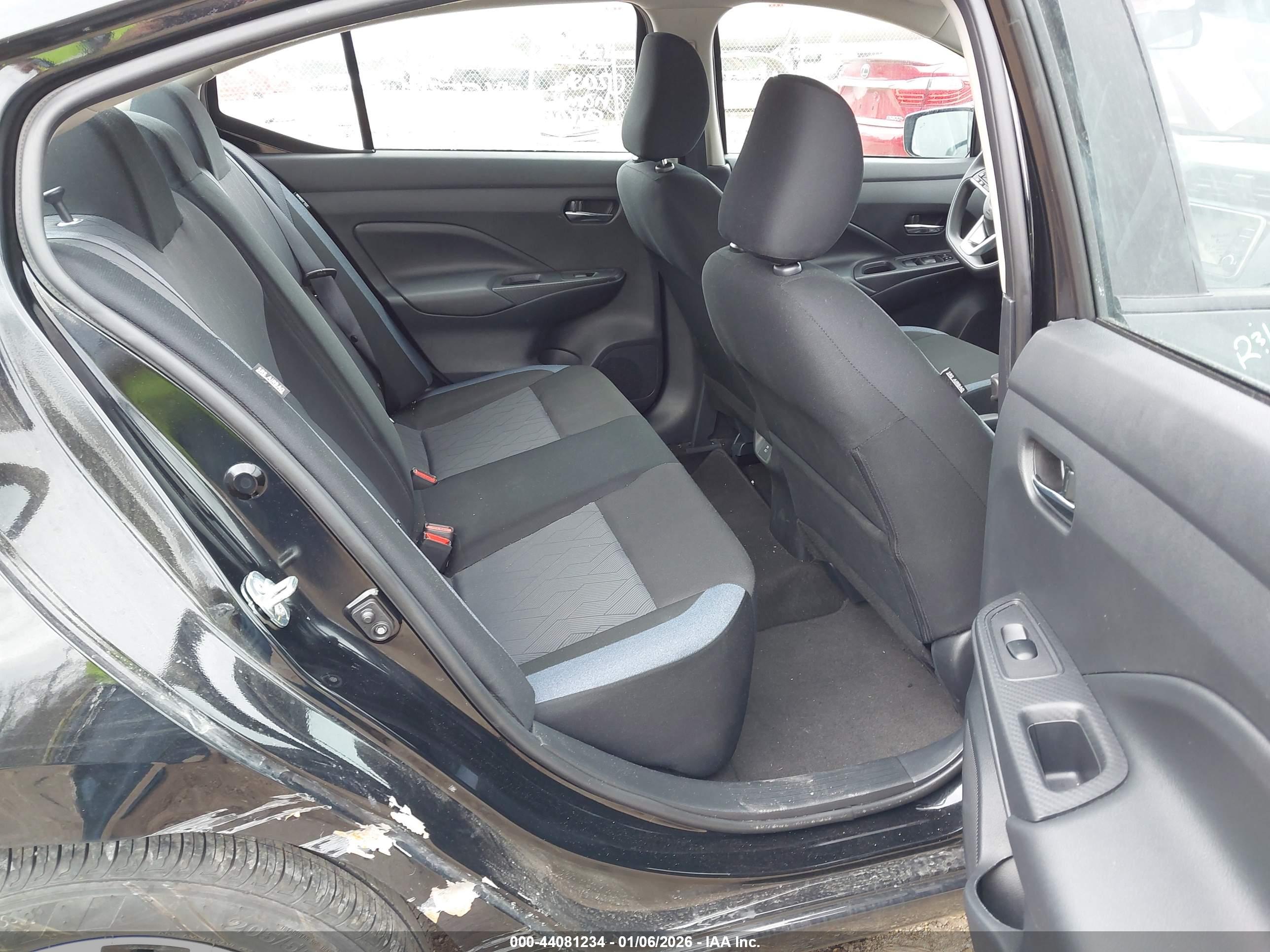 NISSAN VERSA image 8