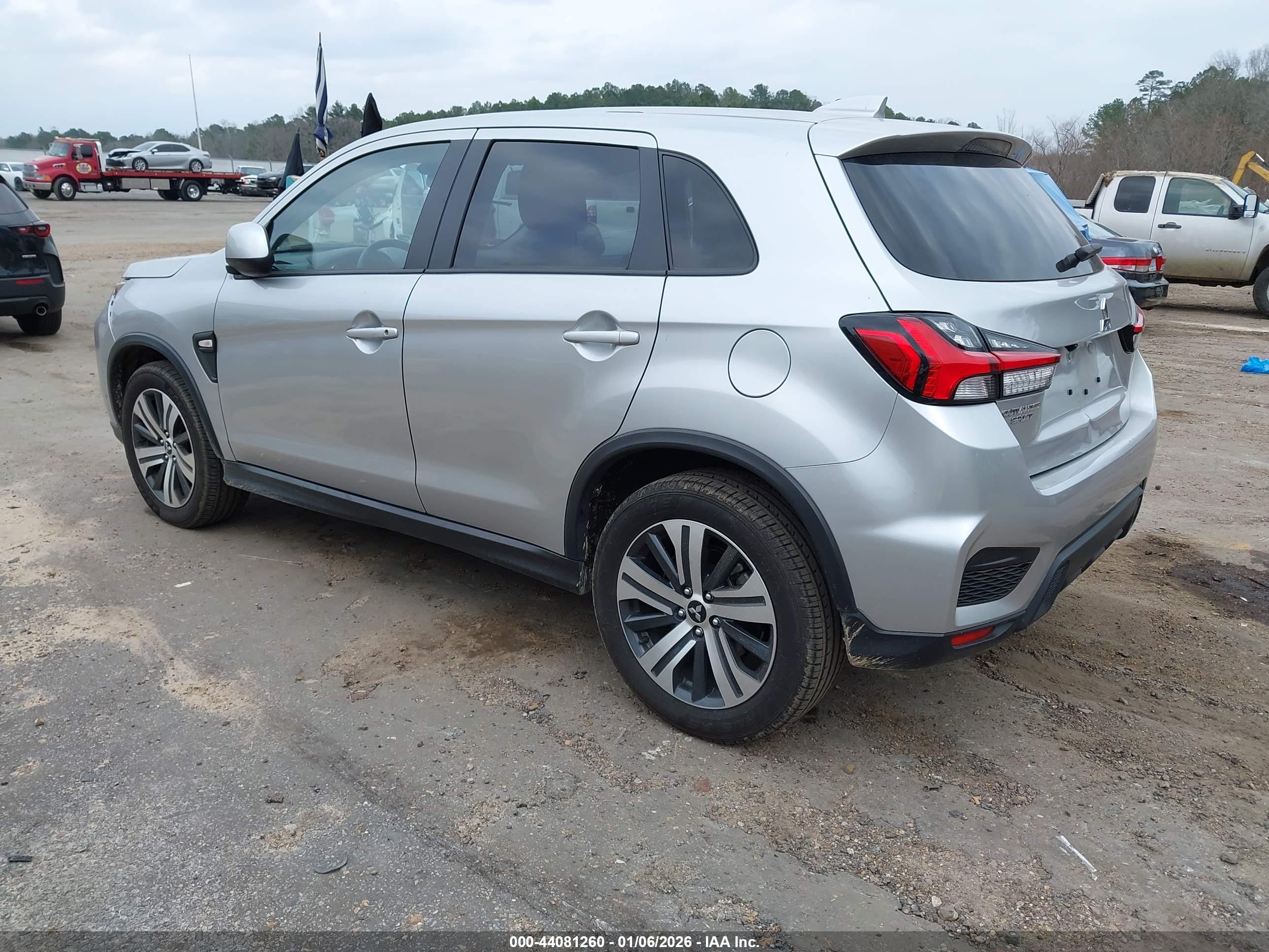 MITSUBISHI OUTLANDER image 3