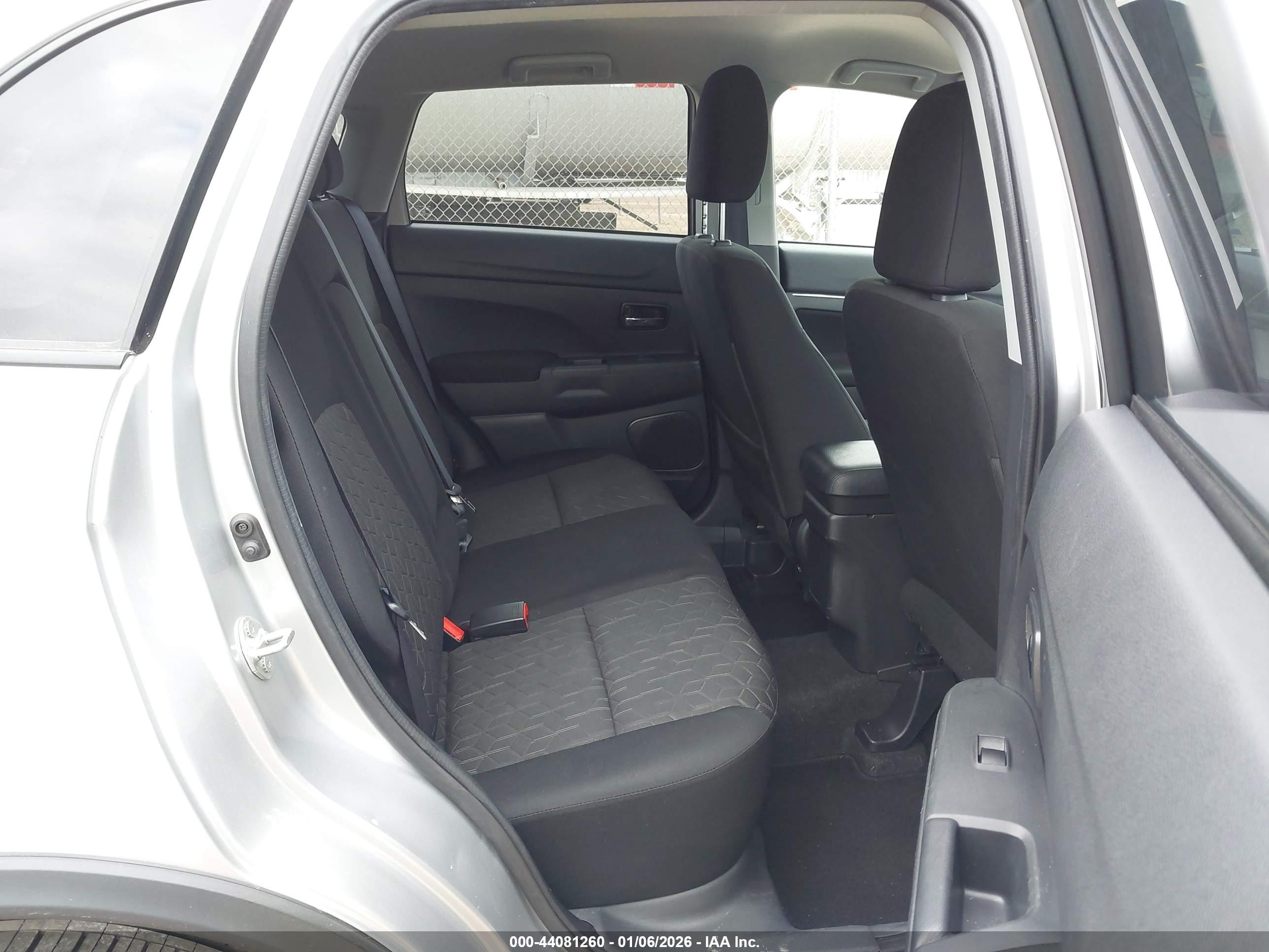 MITSUBISHI OUTLANDER image 8