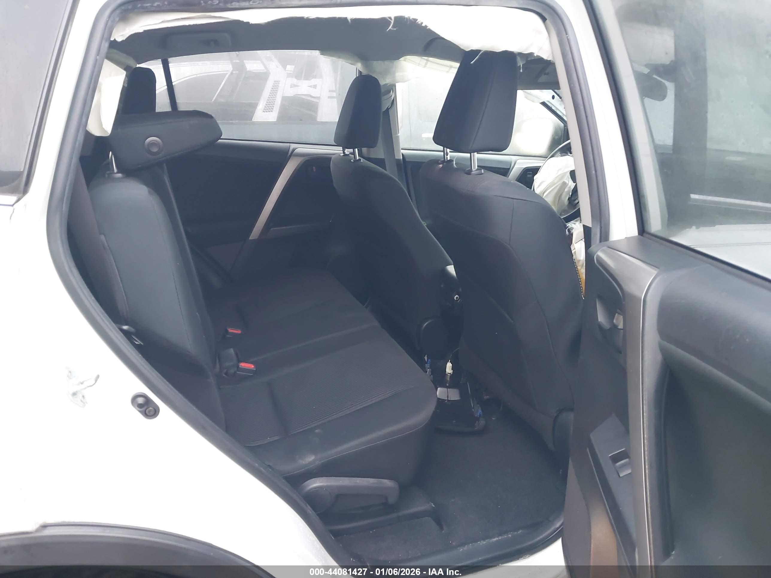 TOYOTA RAV4 image 8