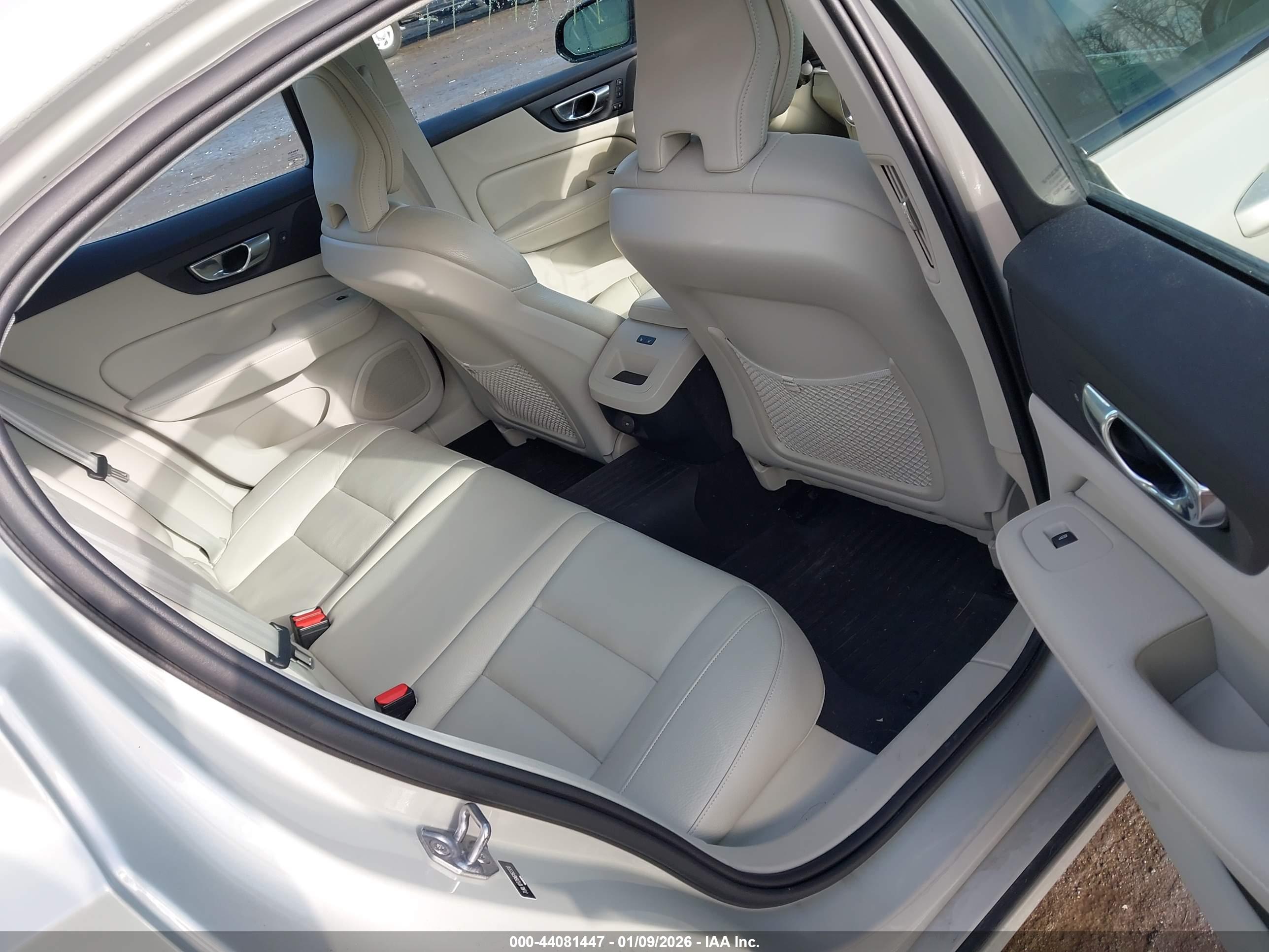 VOLVO S60 image 8