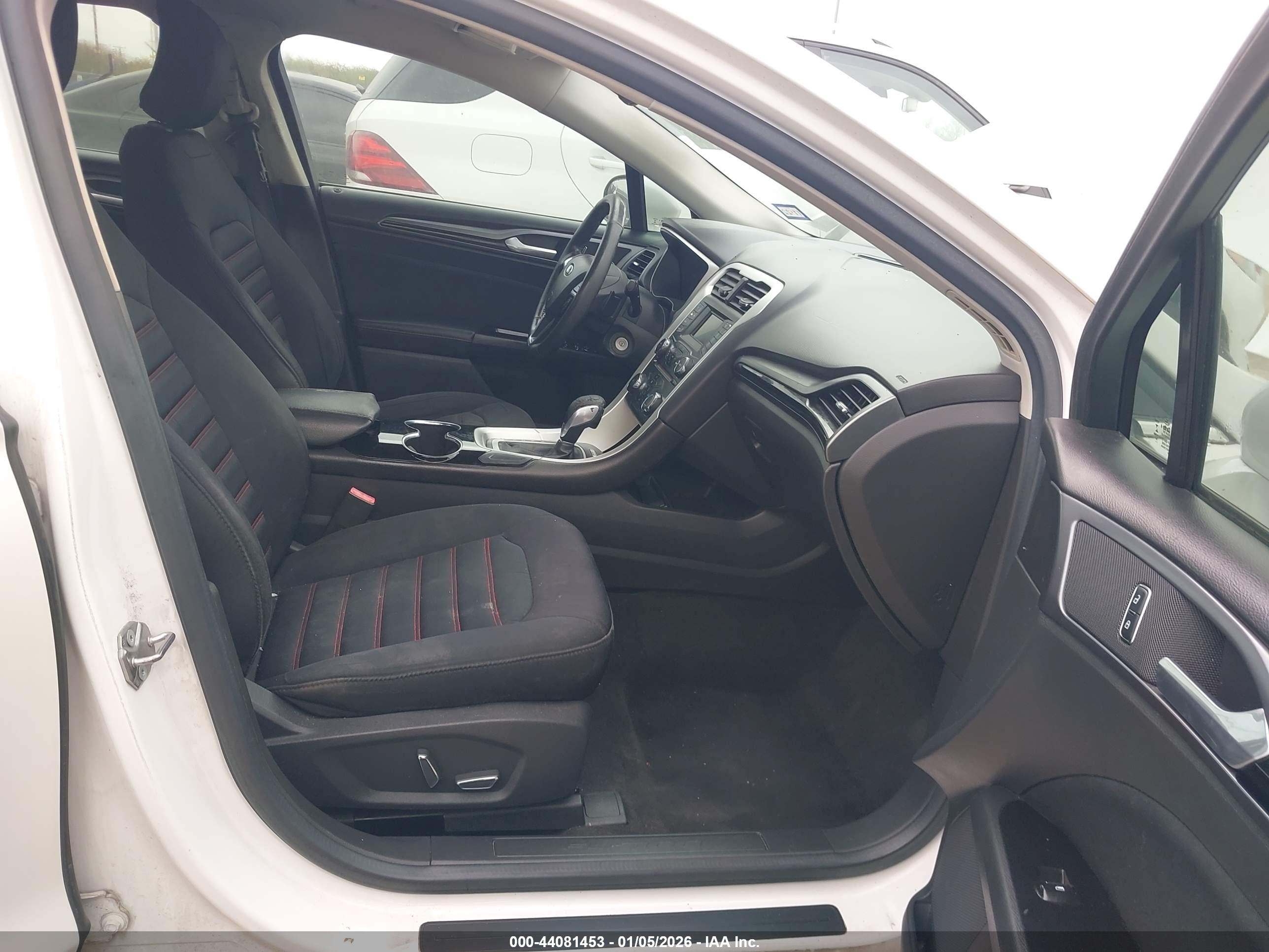 FORD FUSION image 5