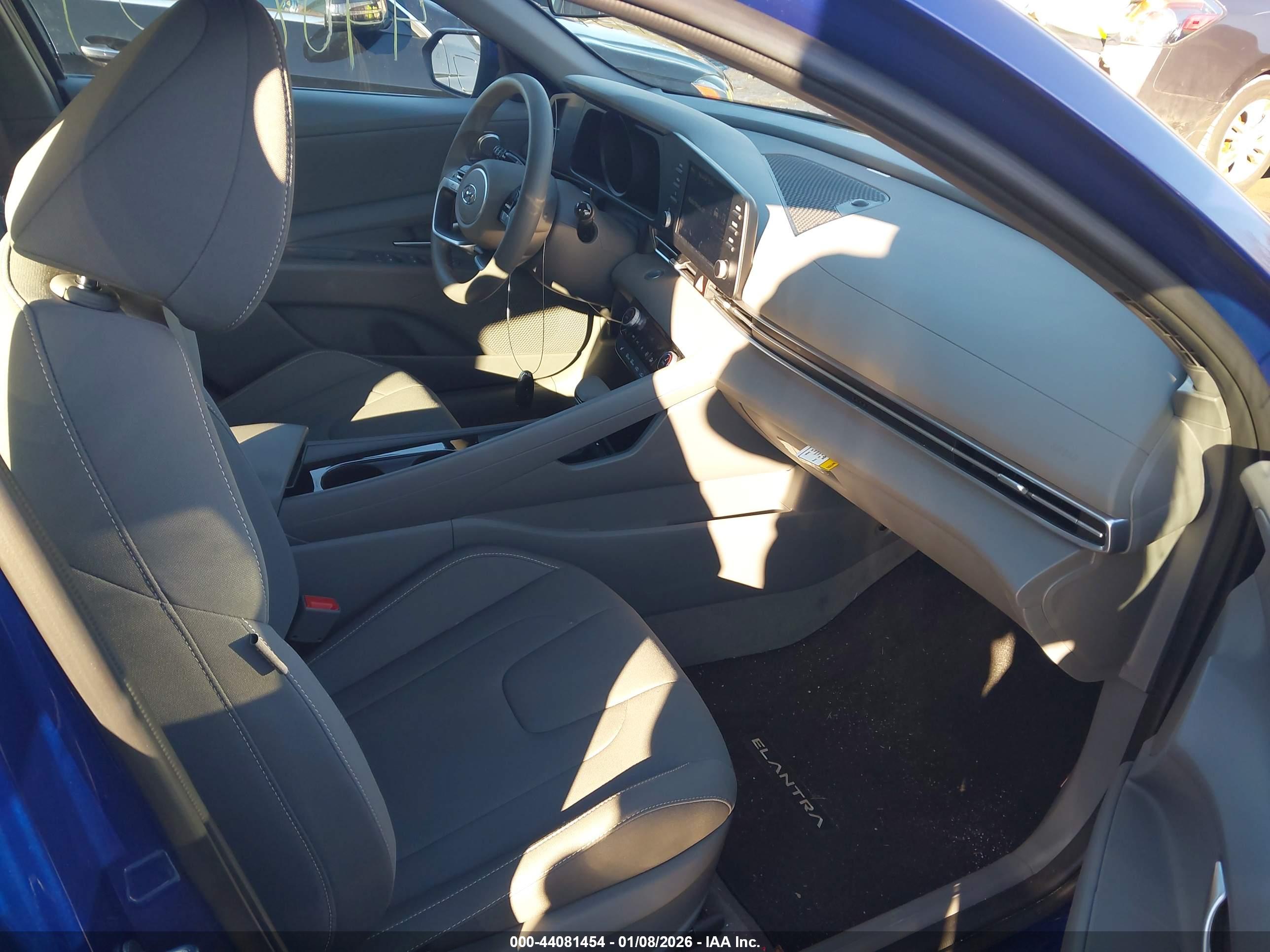 HYUNDAI ELANTRA image 5