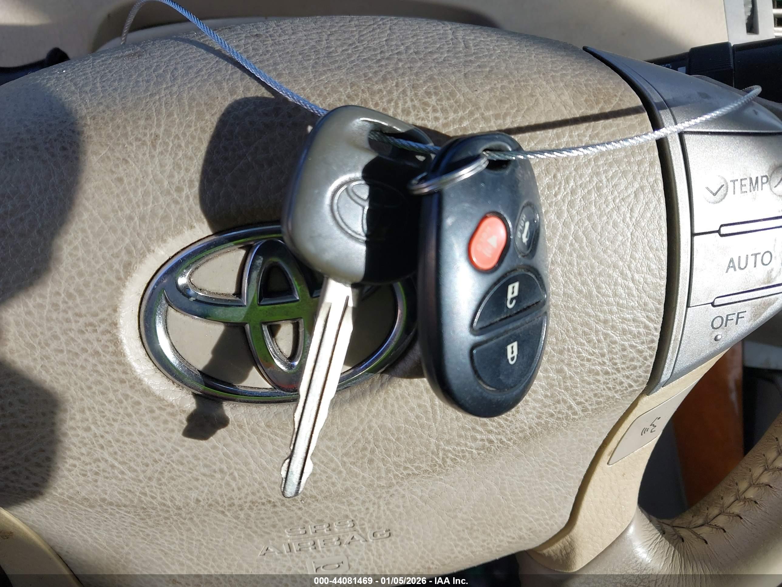 TOYOTA AVALON image 11
