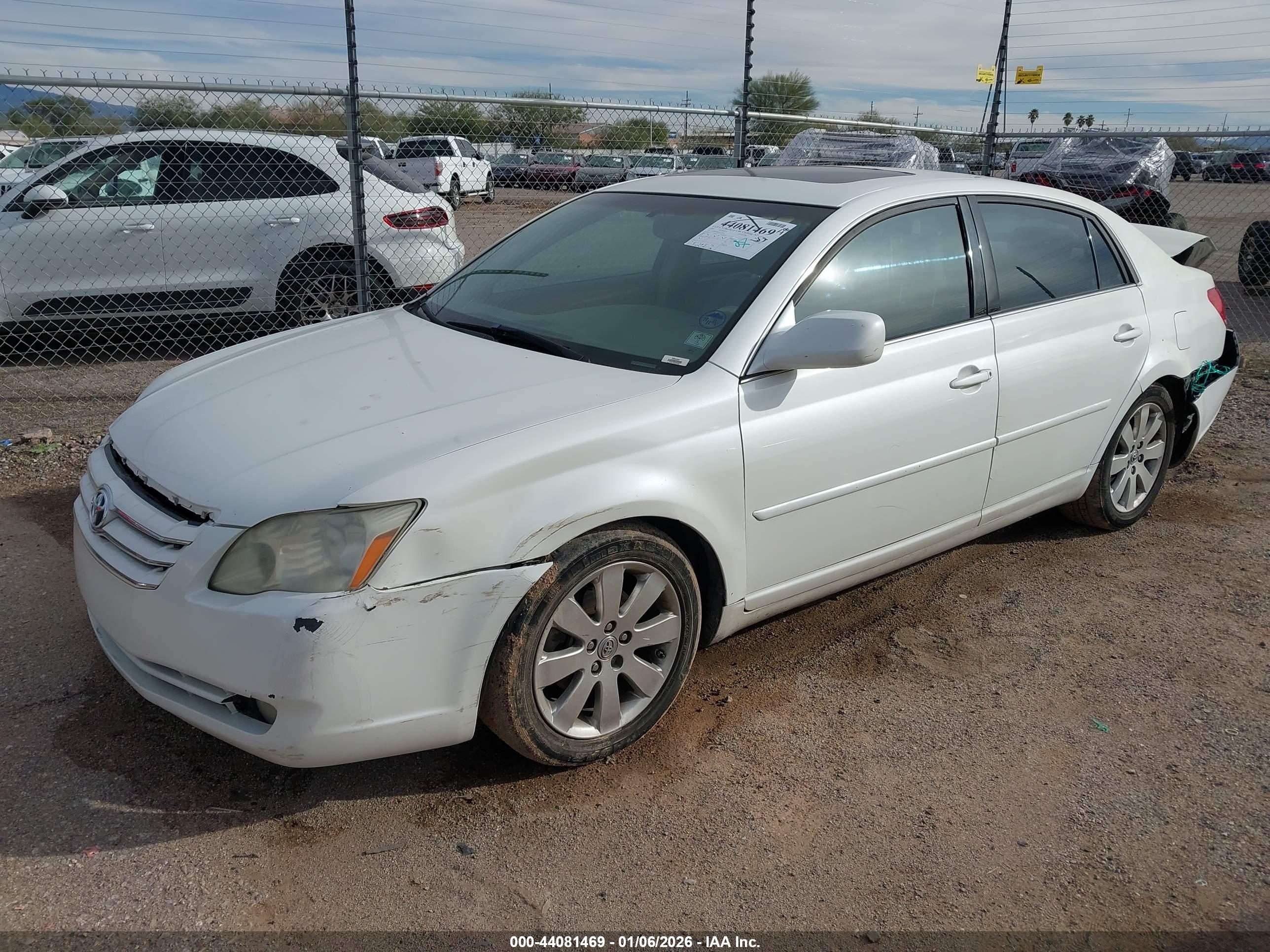 TOYOTA AVALON image 2