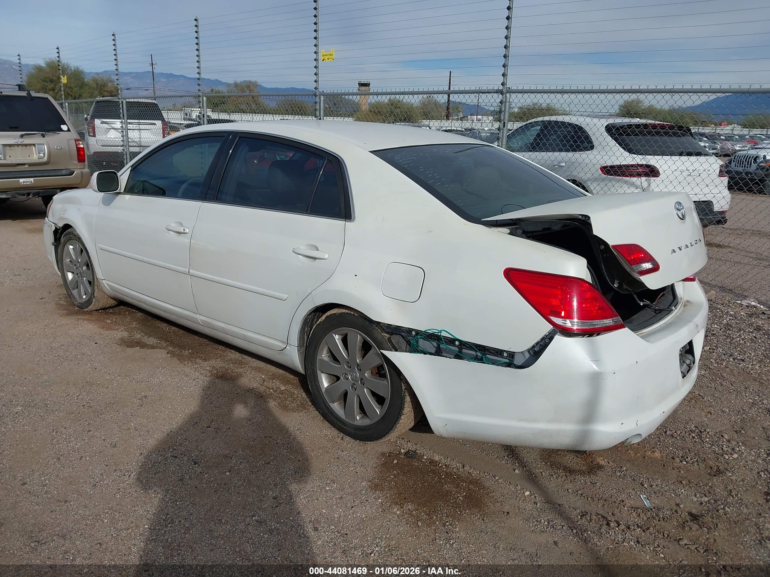 TOYOTA AVALON image 3