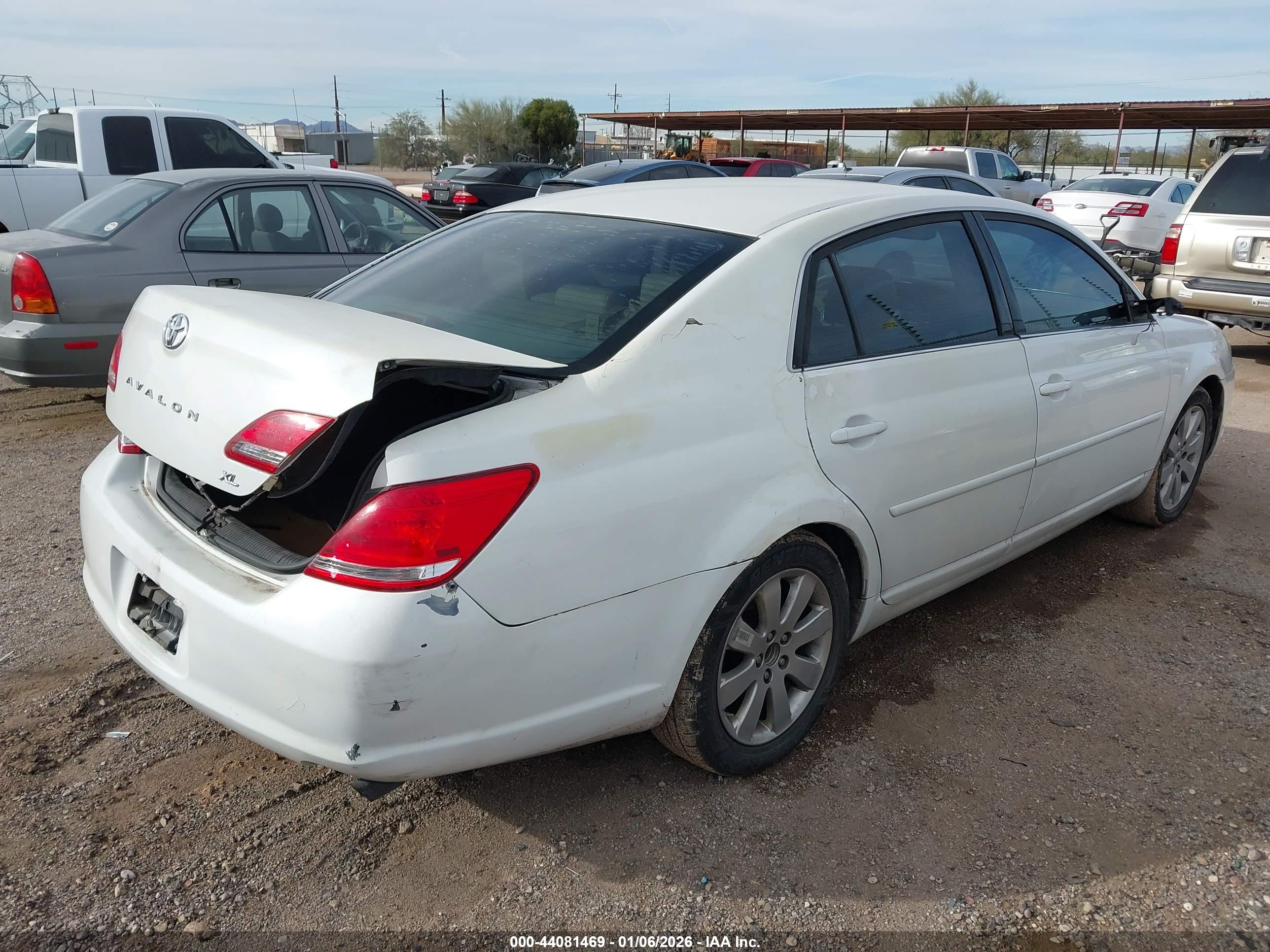 TOYOTA AVALON image 4