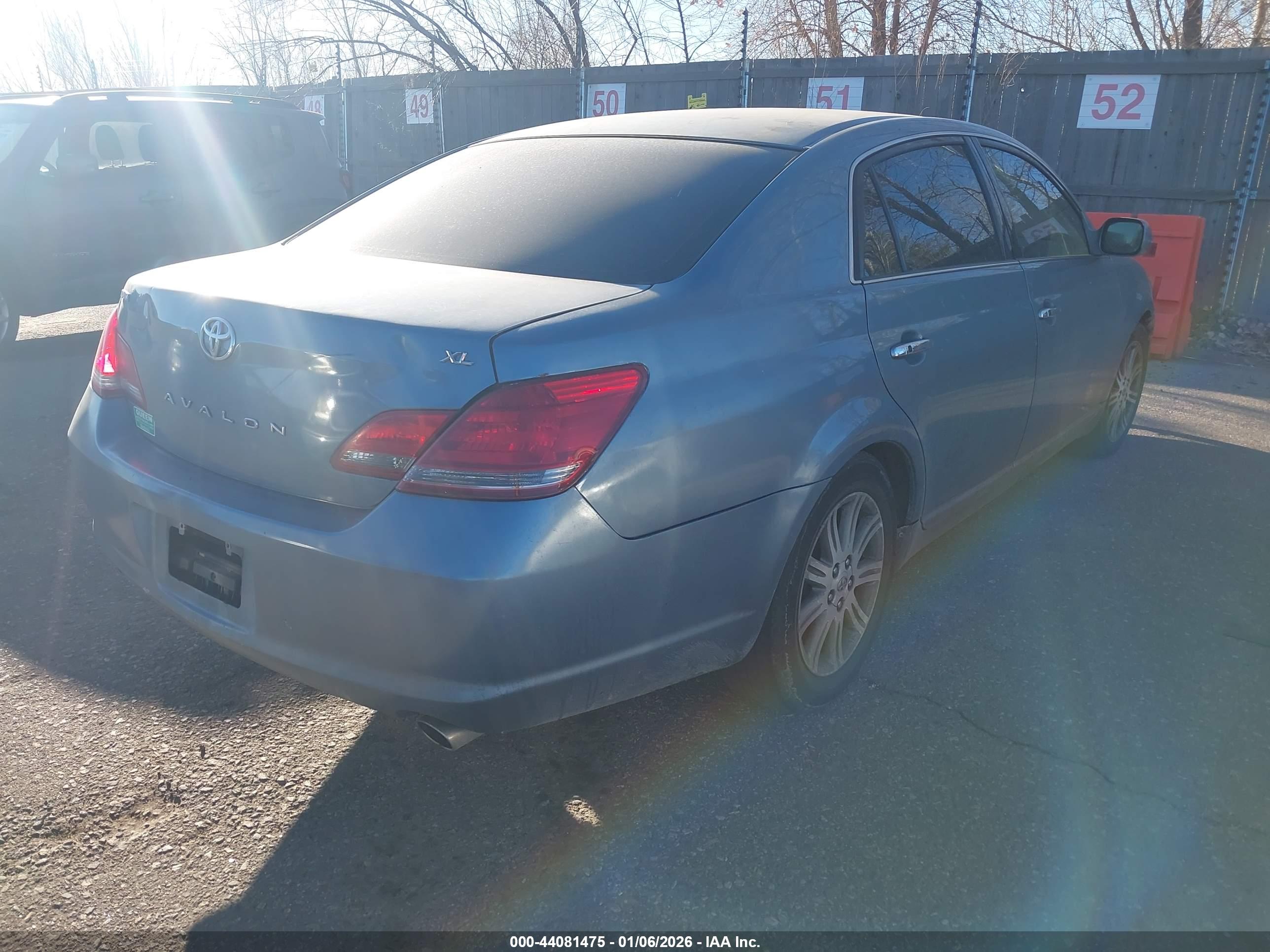 TOYOTA AVALON image 4