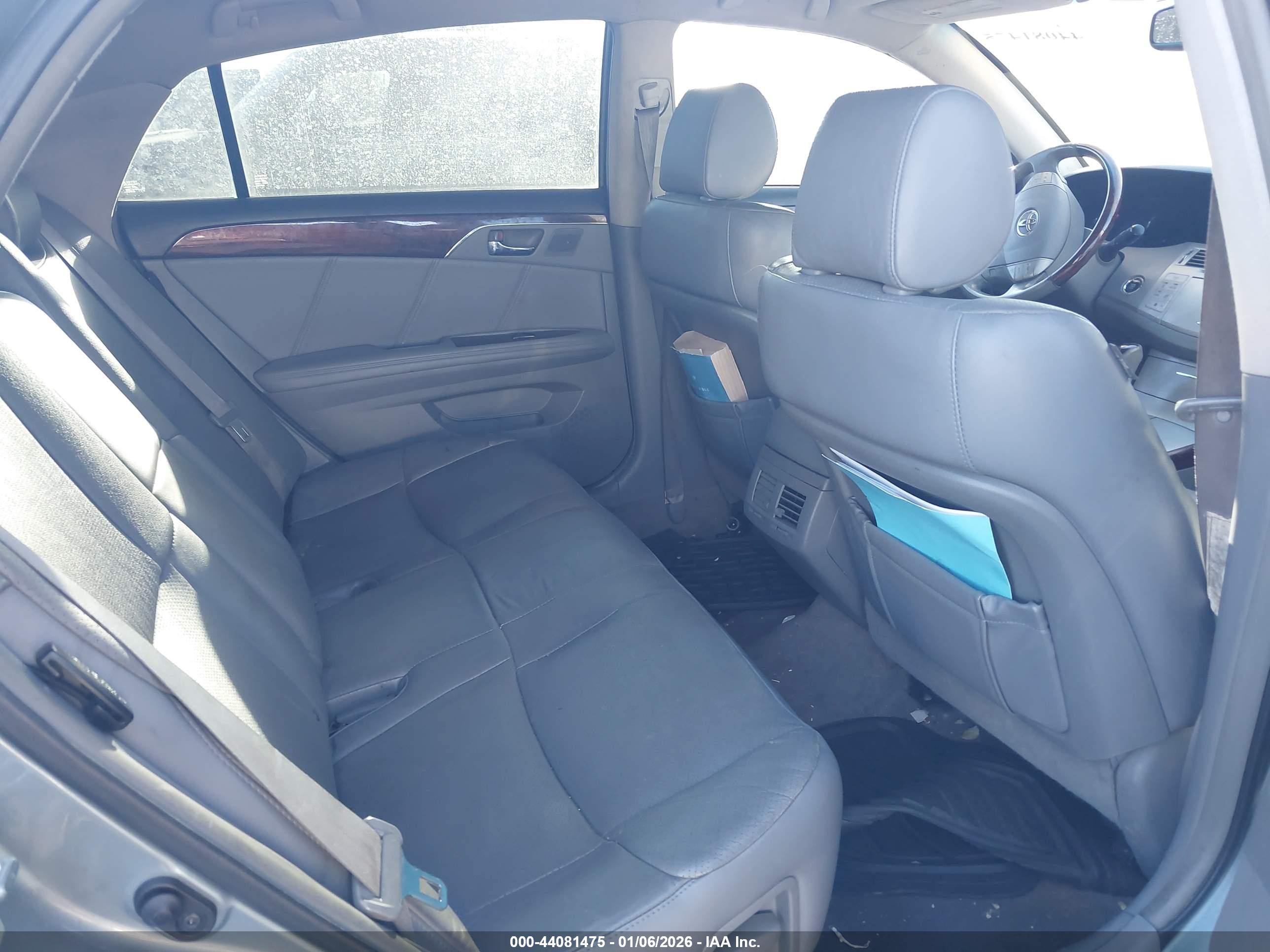 TOYOTA AVALON image 8