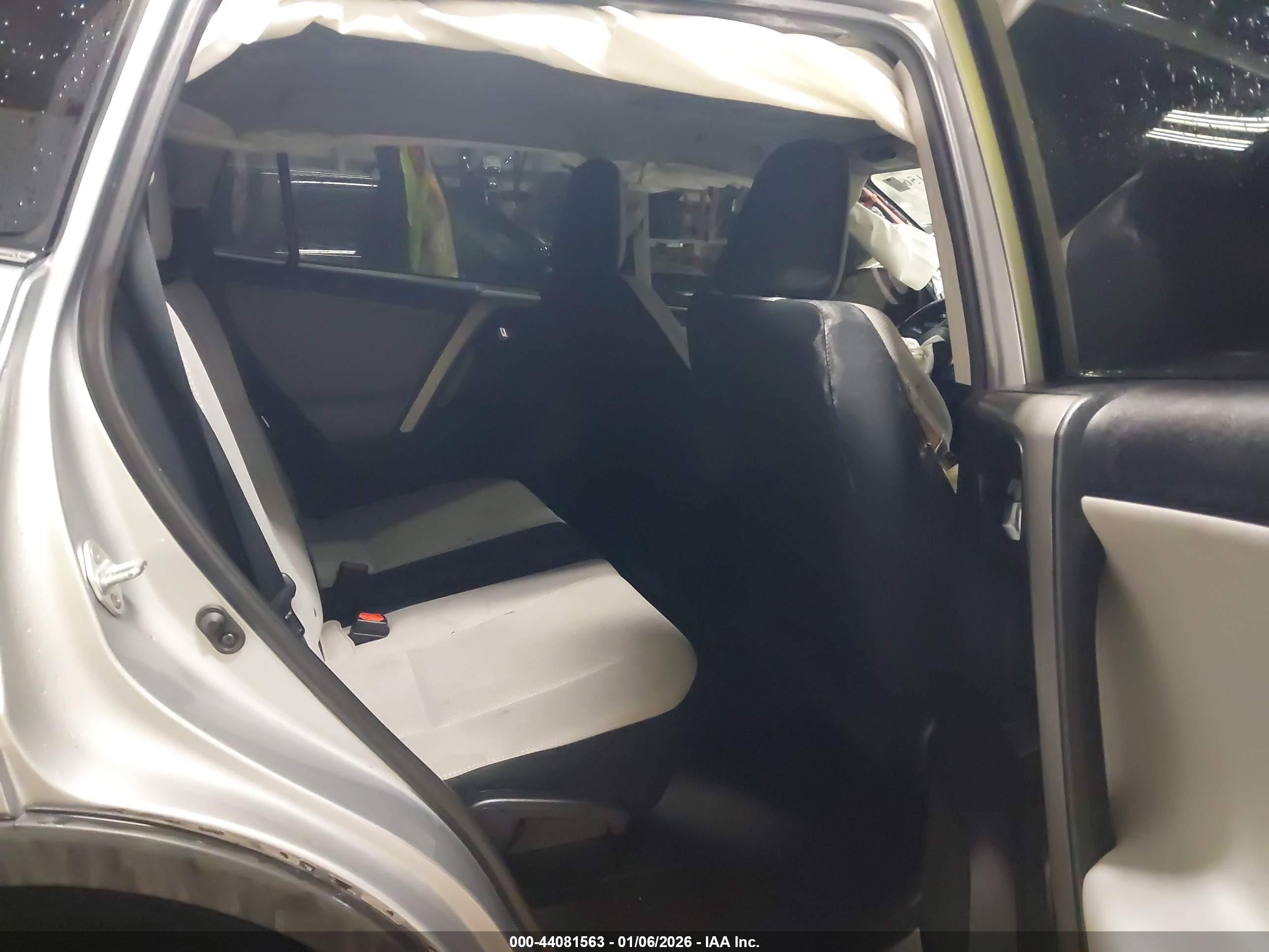 TOYOTA RAV4 image 8