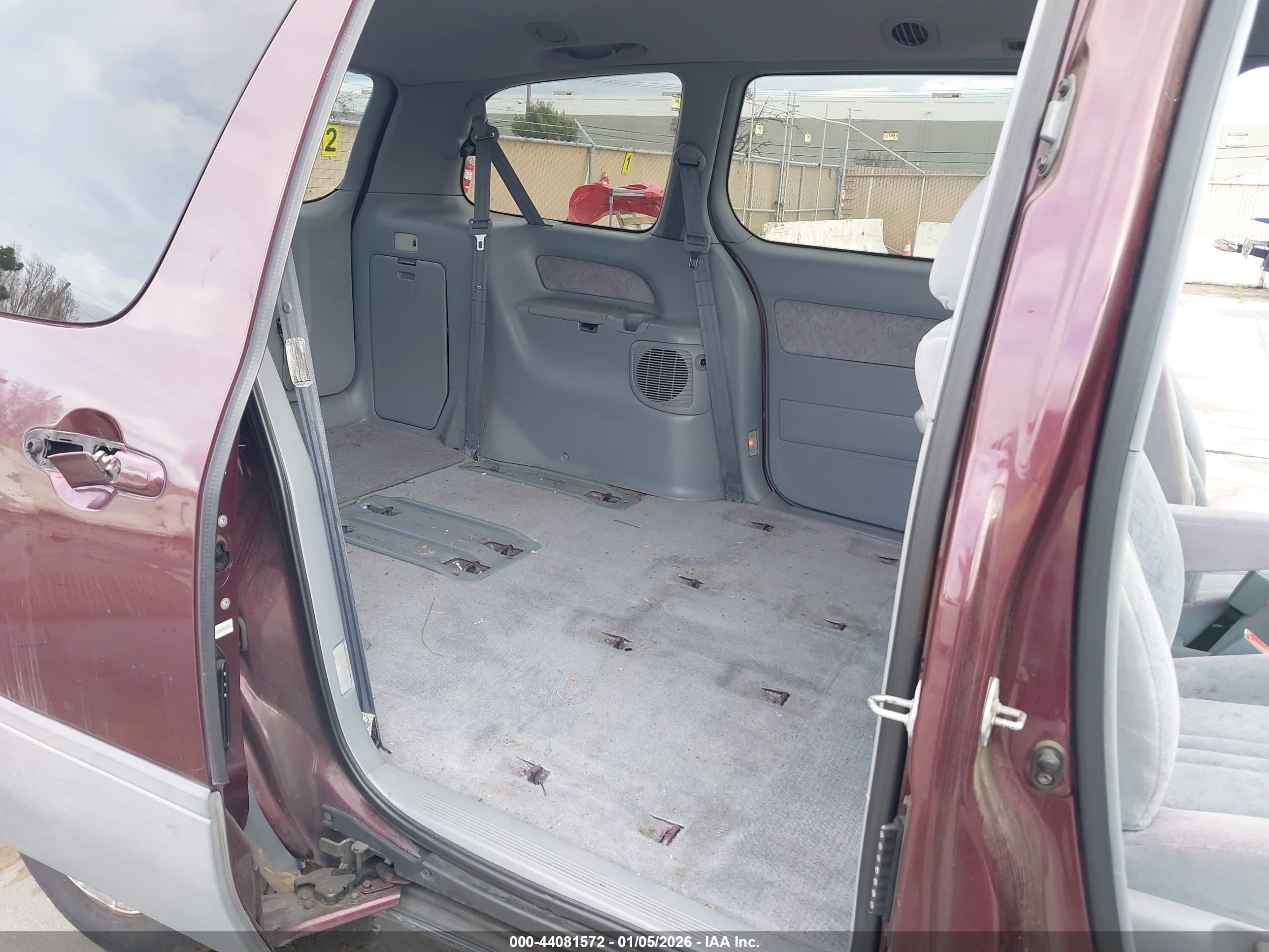 TOYOTA SIENNA image 8