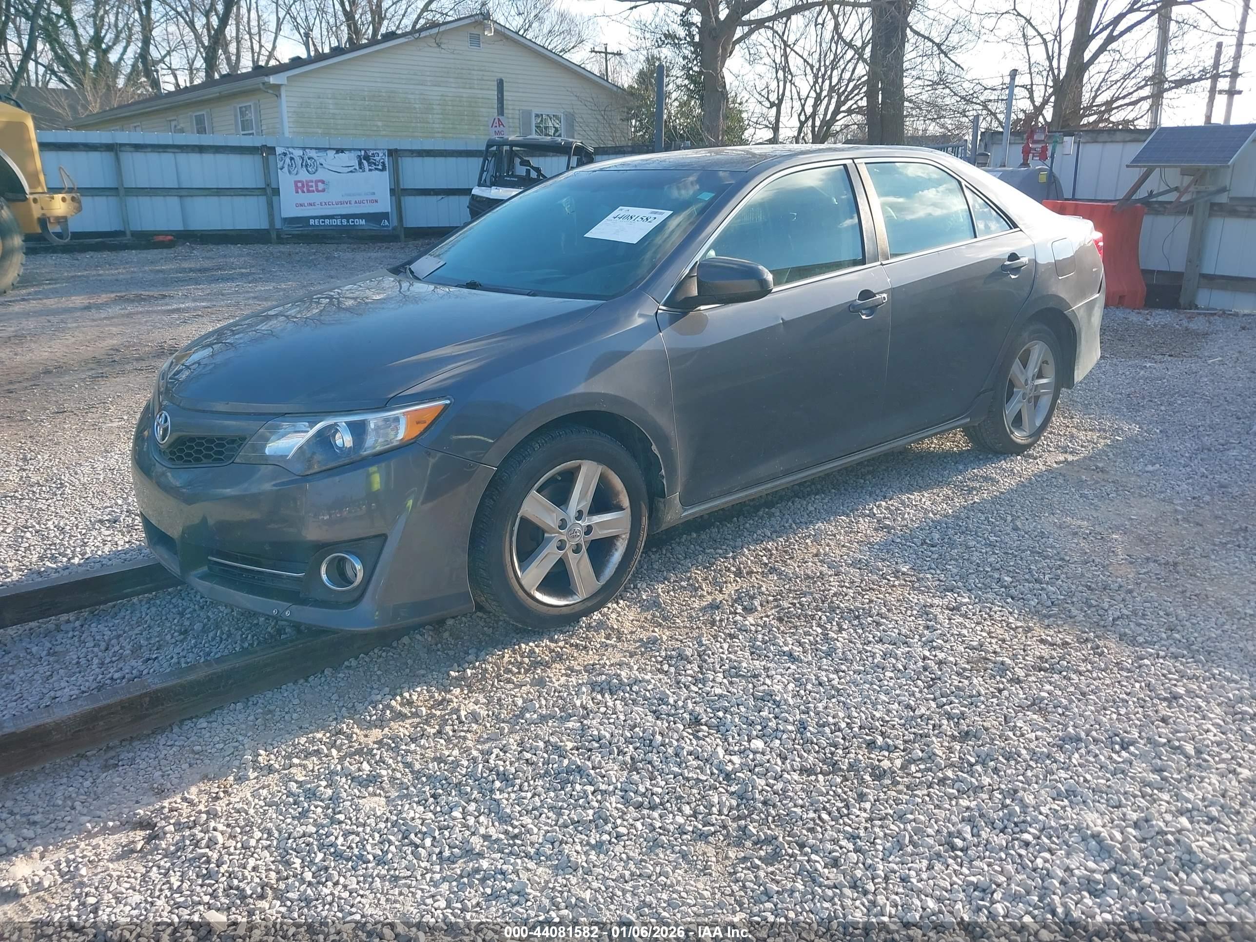 TOYOTA CAMRY image 2