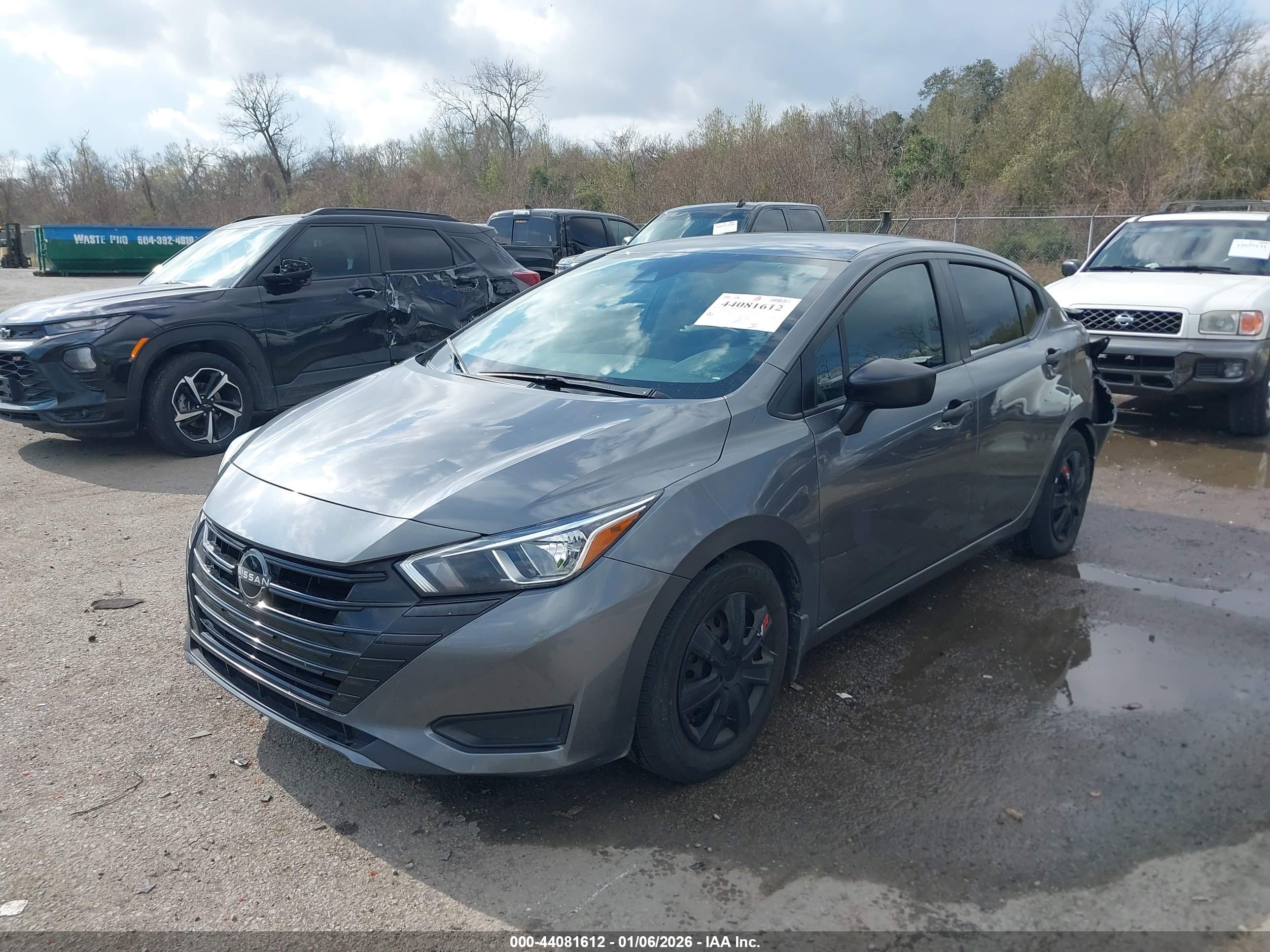 NISSAN VERSA image 2