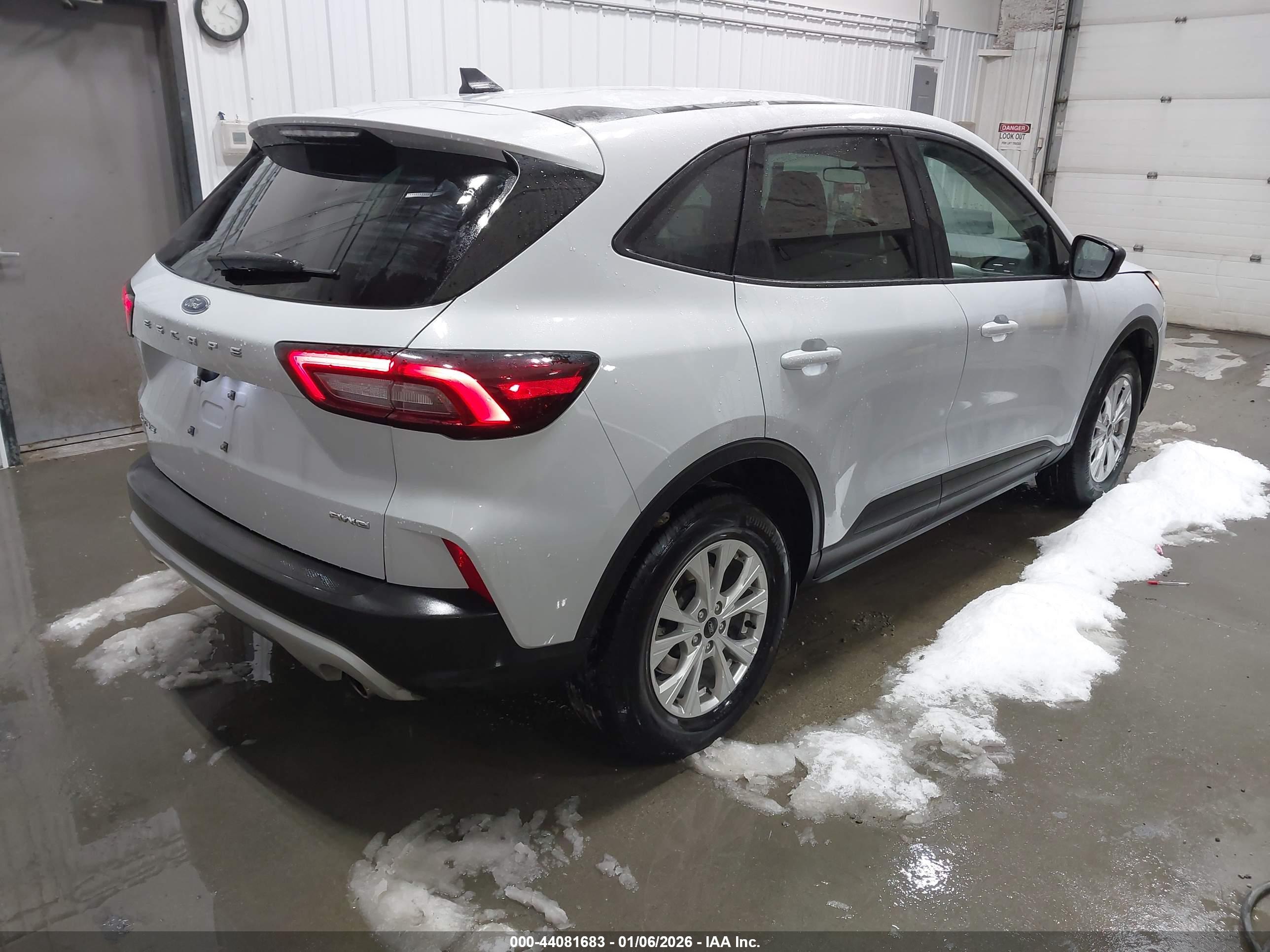 FORD ESCAPE image 4