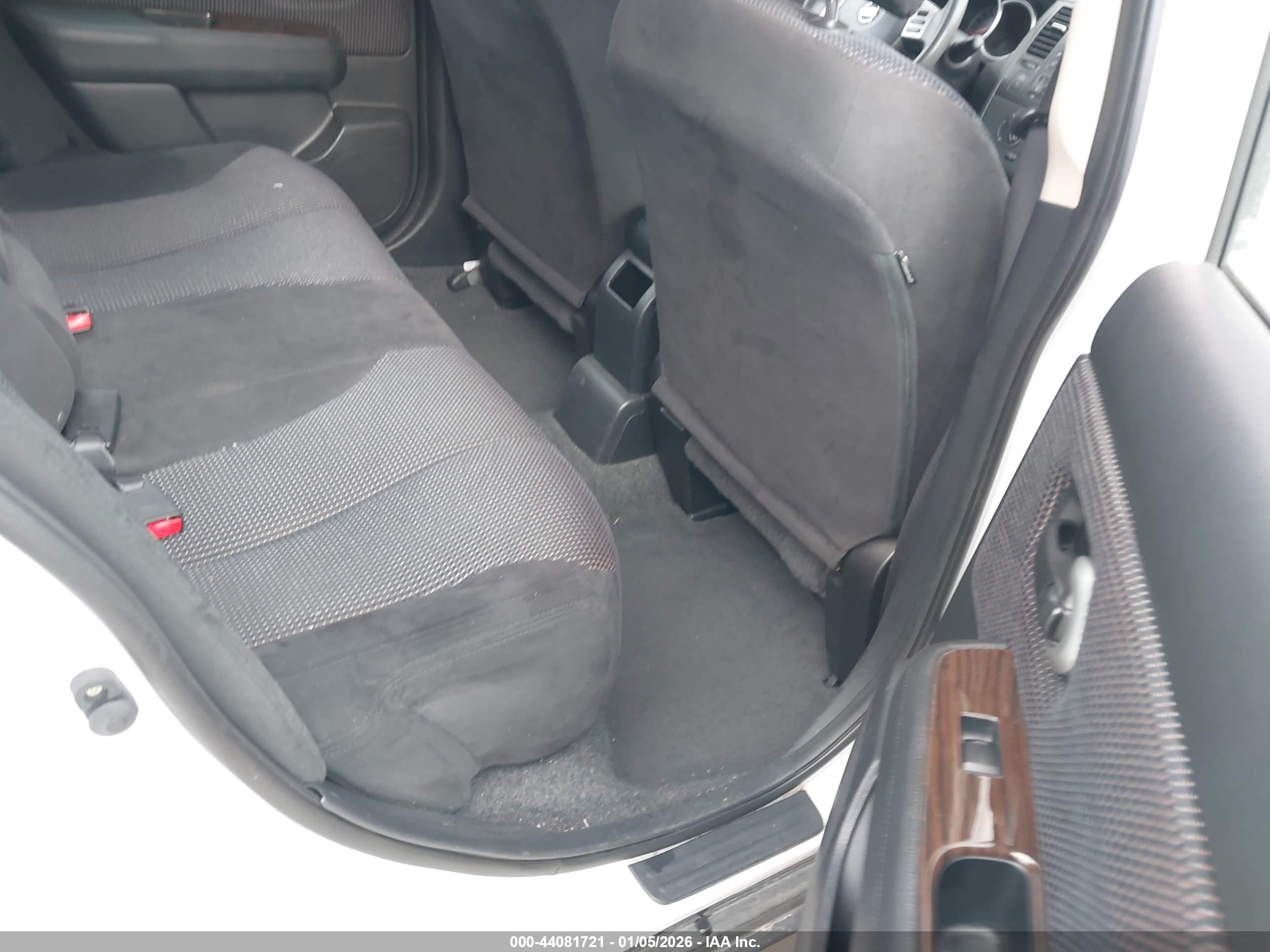 NISSAN VERSA image 8