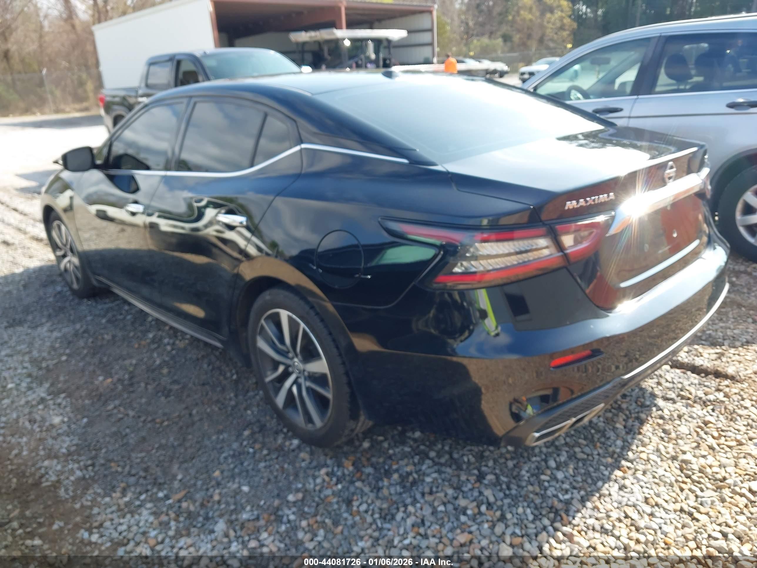 NISSAN MAXIMA image 3