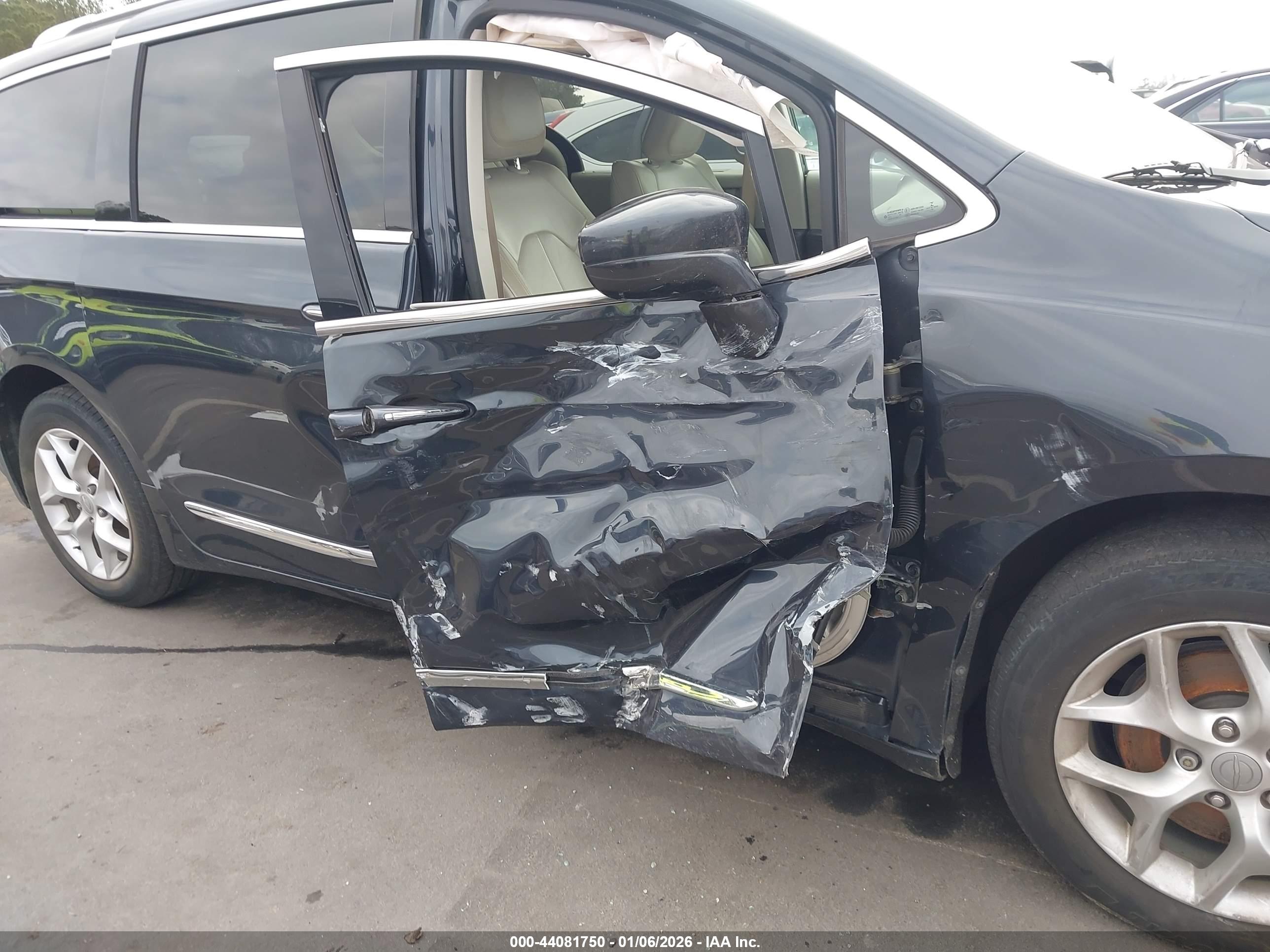 CHRYSLER PACIFICA image 6
