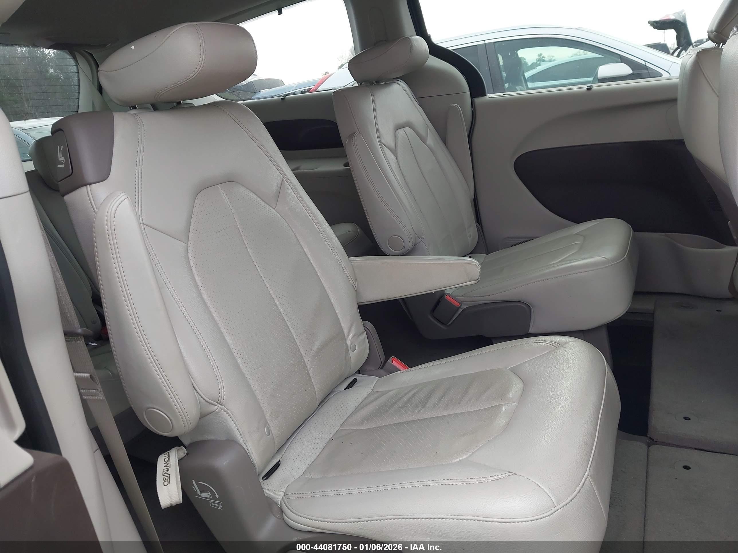 CHRYSLER PACIFICA image 8