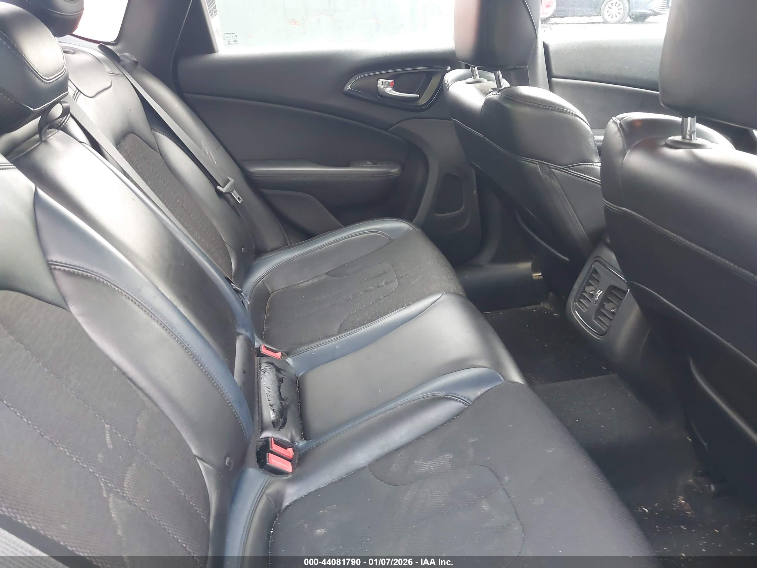 CHRYSLER 200 image 8