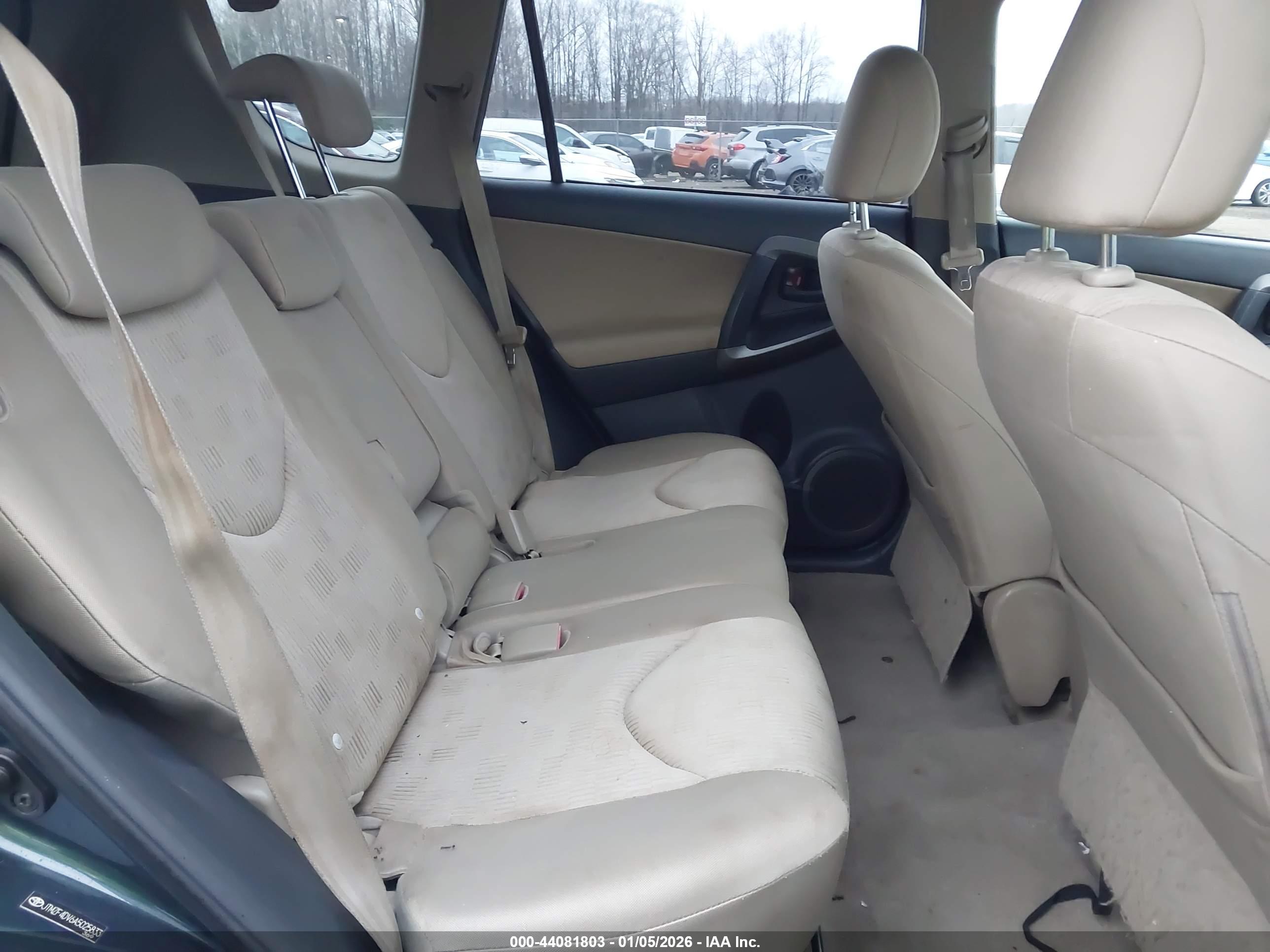 TOYOTA RAV4 image 8