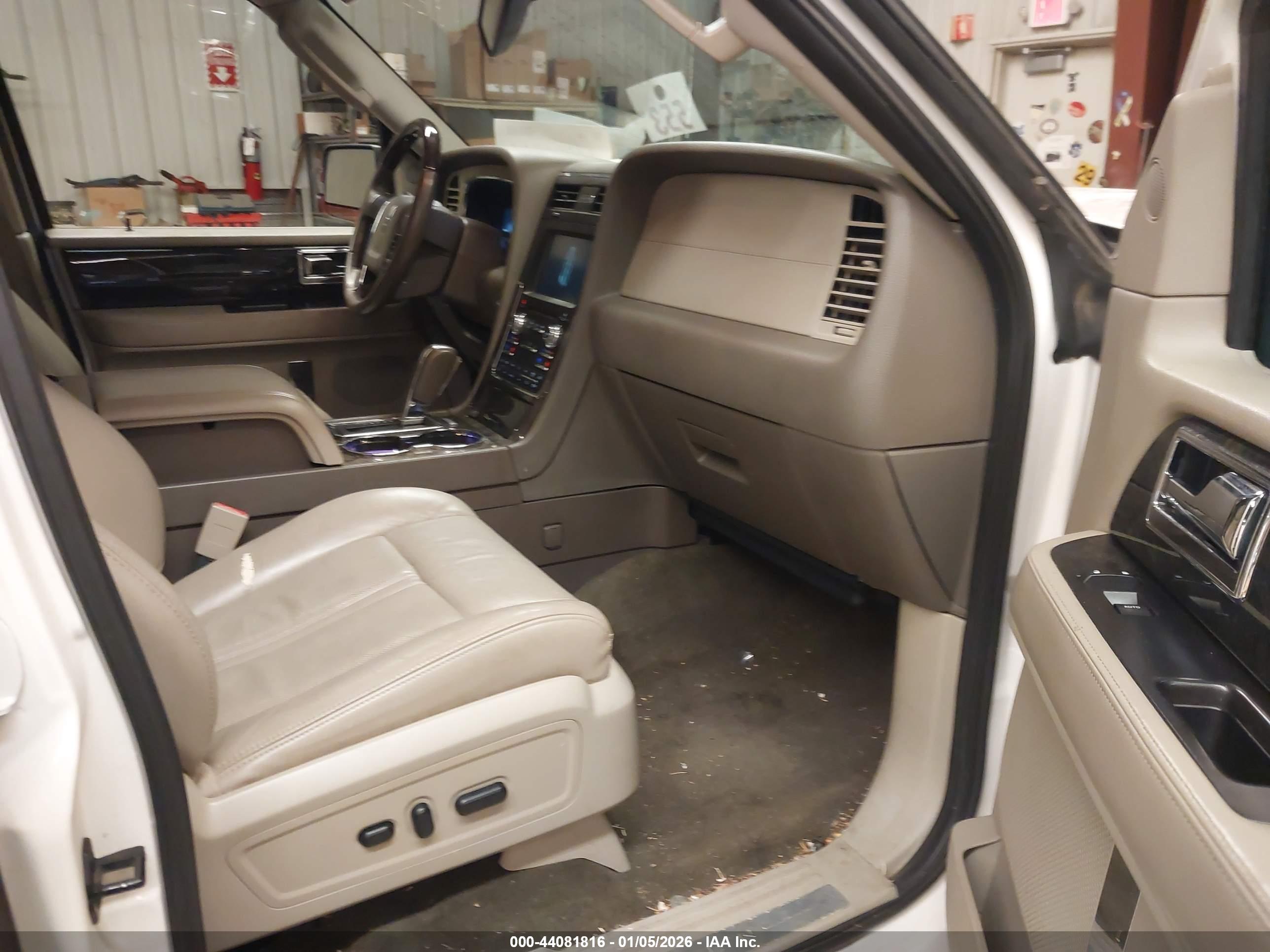 LINCOLN NAVIGATOR image 5