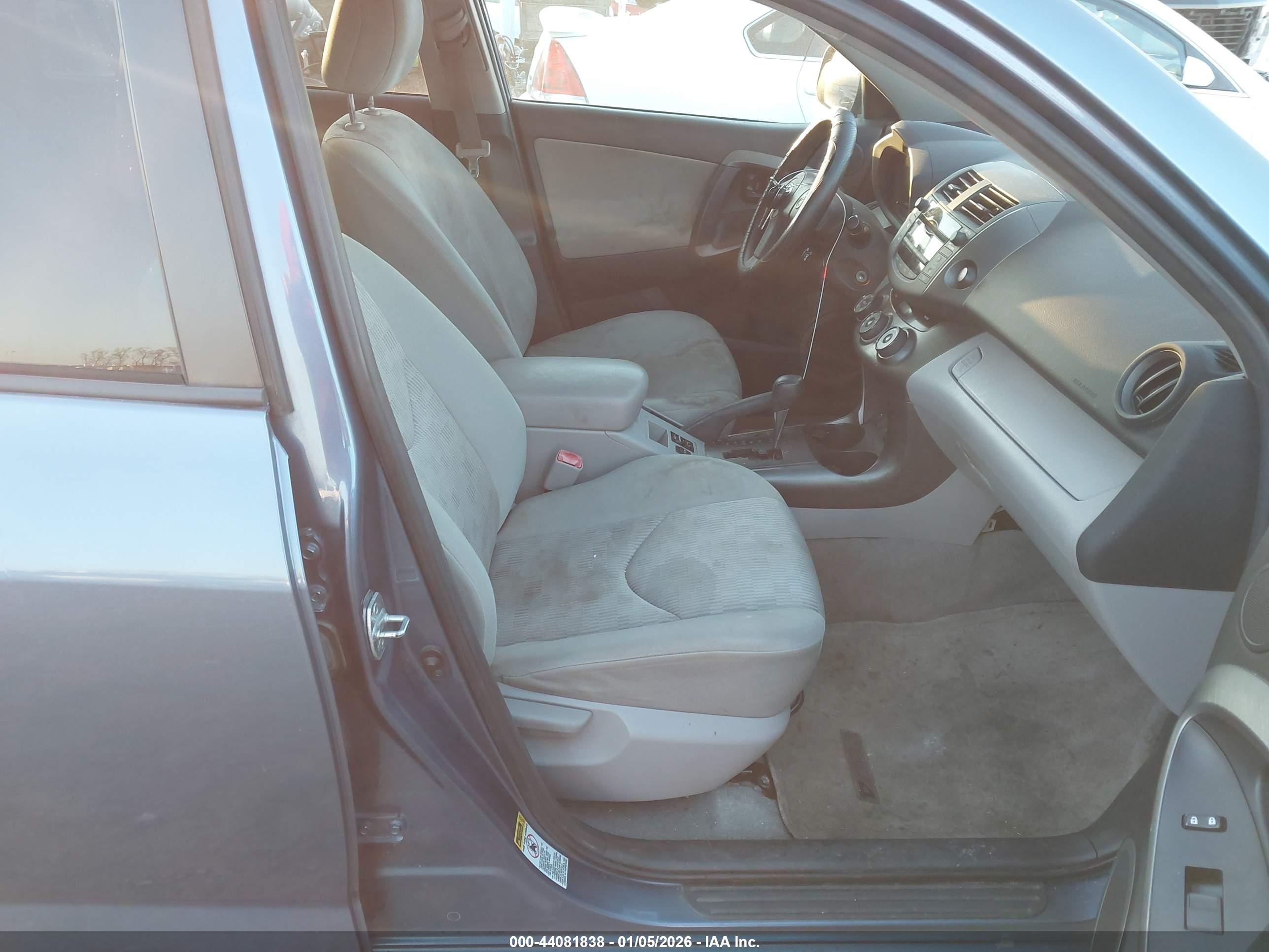 TOYOTA RAV4 image 5